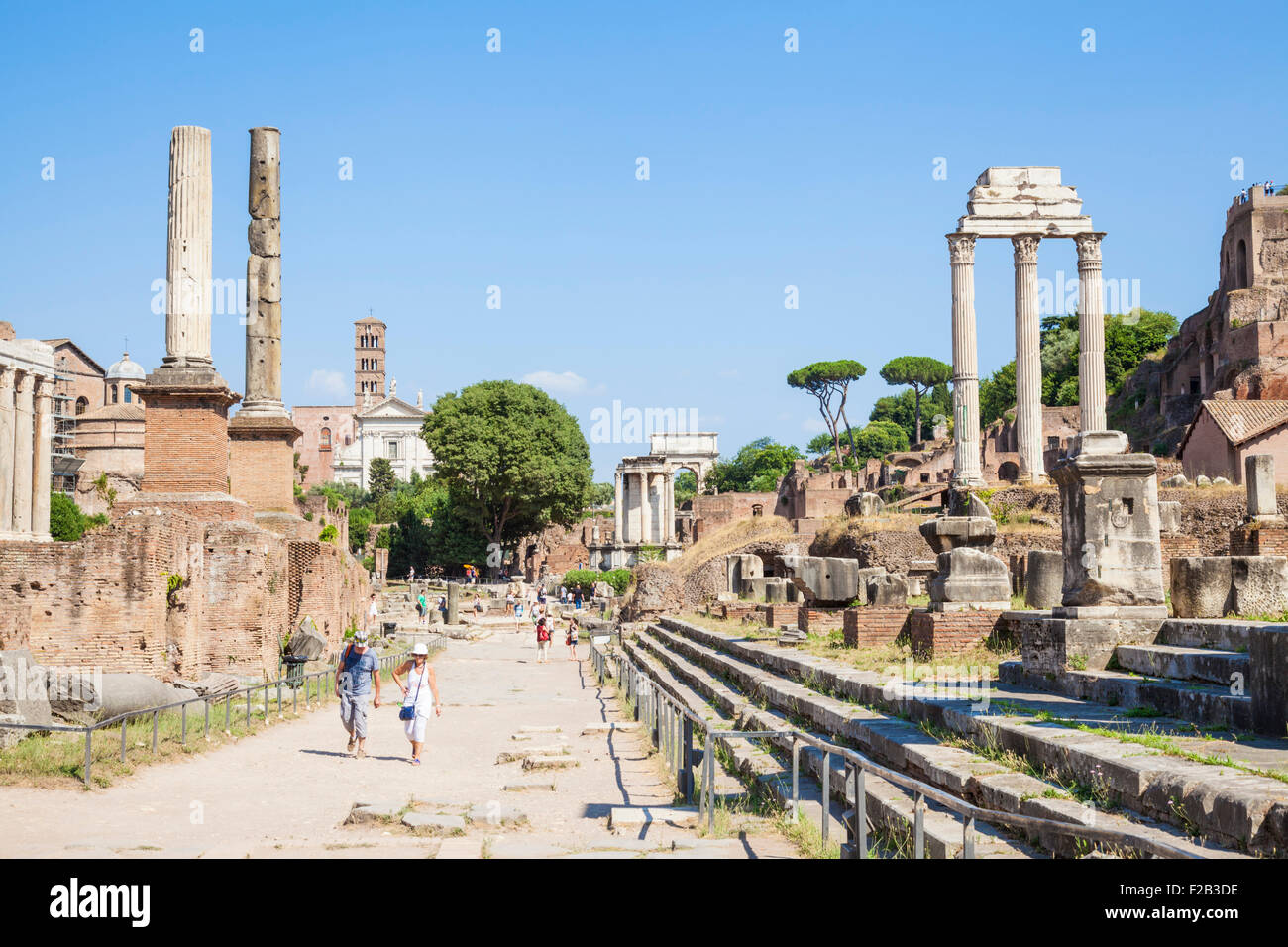 Das Forum Romanum Nachschlagen von der Via Sacra in Richtung Tempel des Castor und Pollux Rom Italien Roma Lazio Italien EU Europa Stockfoto