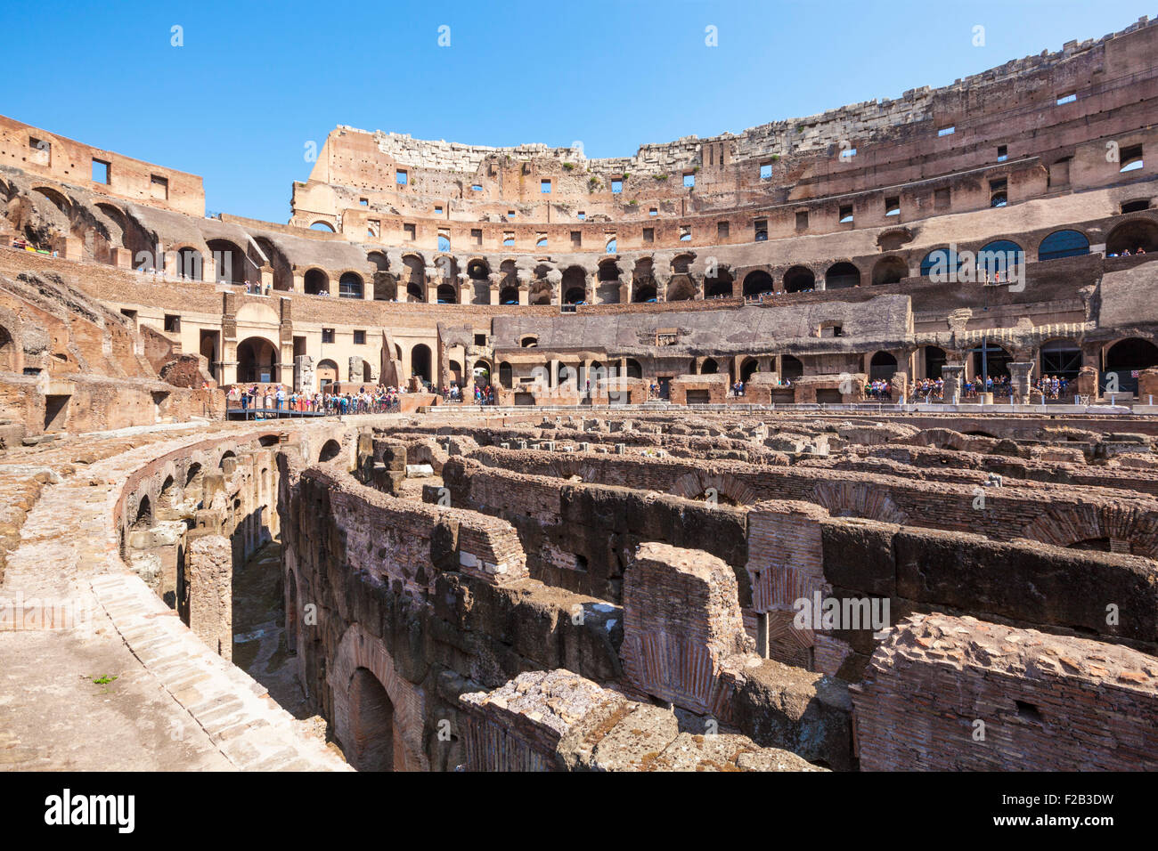 Im Inneren das Kolosseum in Rom oder Flavian Amphitheater Blick über die Ausgrabungen der Arena Rom Latium Region Italien EU Europa Stockfoto