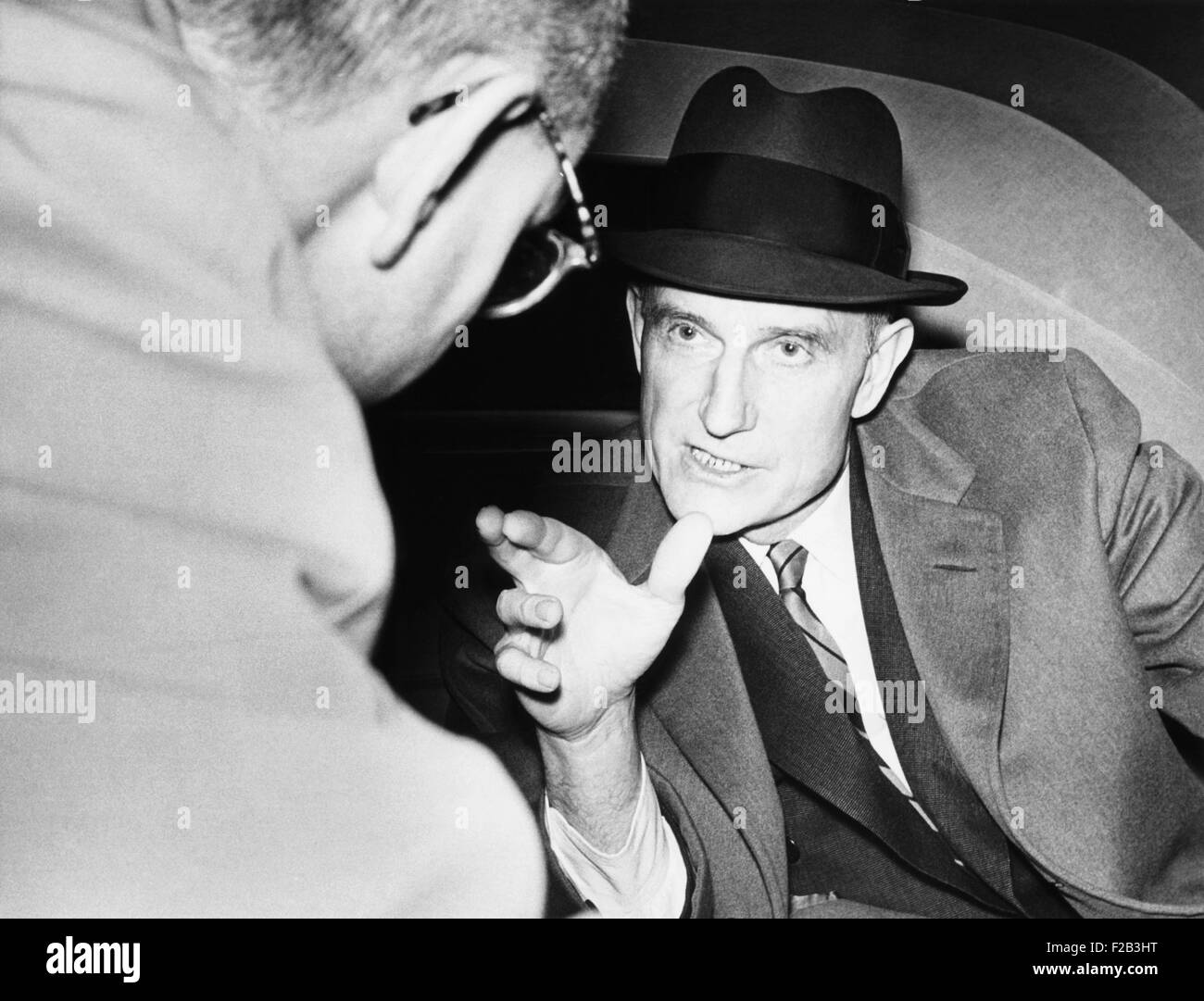 John D. Rockefeller III, fotografiert während des Sprechens von der Rückbank von seiner Limousine. Cleveland Press Foto von Clayton Knipper, Mai 1962. -(CSU 2015 6 199) Stockfoto