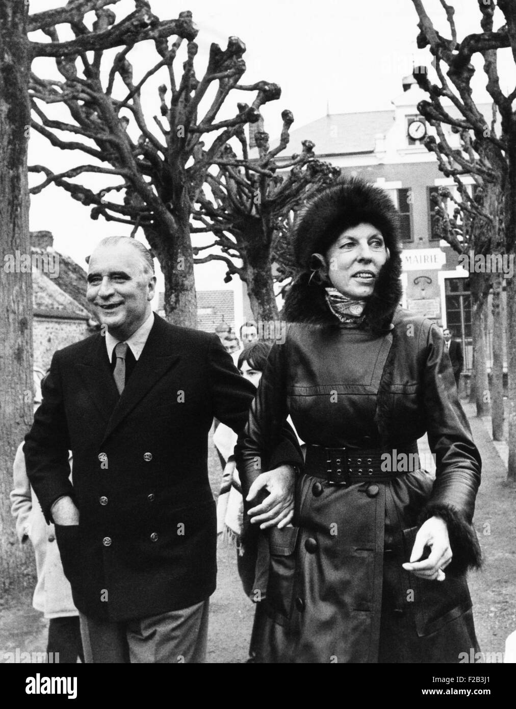 Französischer Präsident und Claude Pompidou angekommen, um bei den französischen Kommunalwahlen abstimmen. 14. März 1971. Madame Pompidou trägt einen modischen Nerz Pelz Hut und Leder. Orvilliers, Frankreich. -(CSU 2015 6 195) Stockfoto
