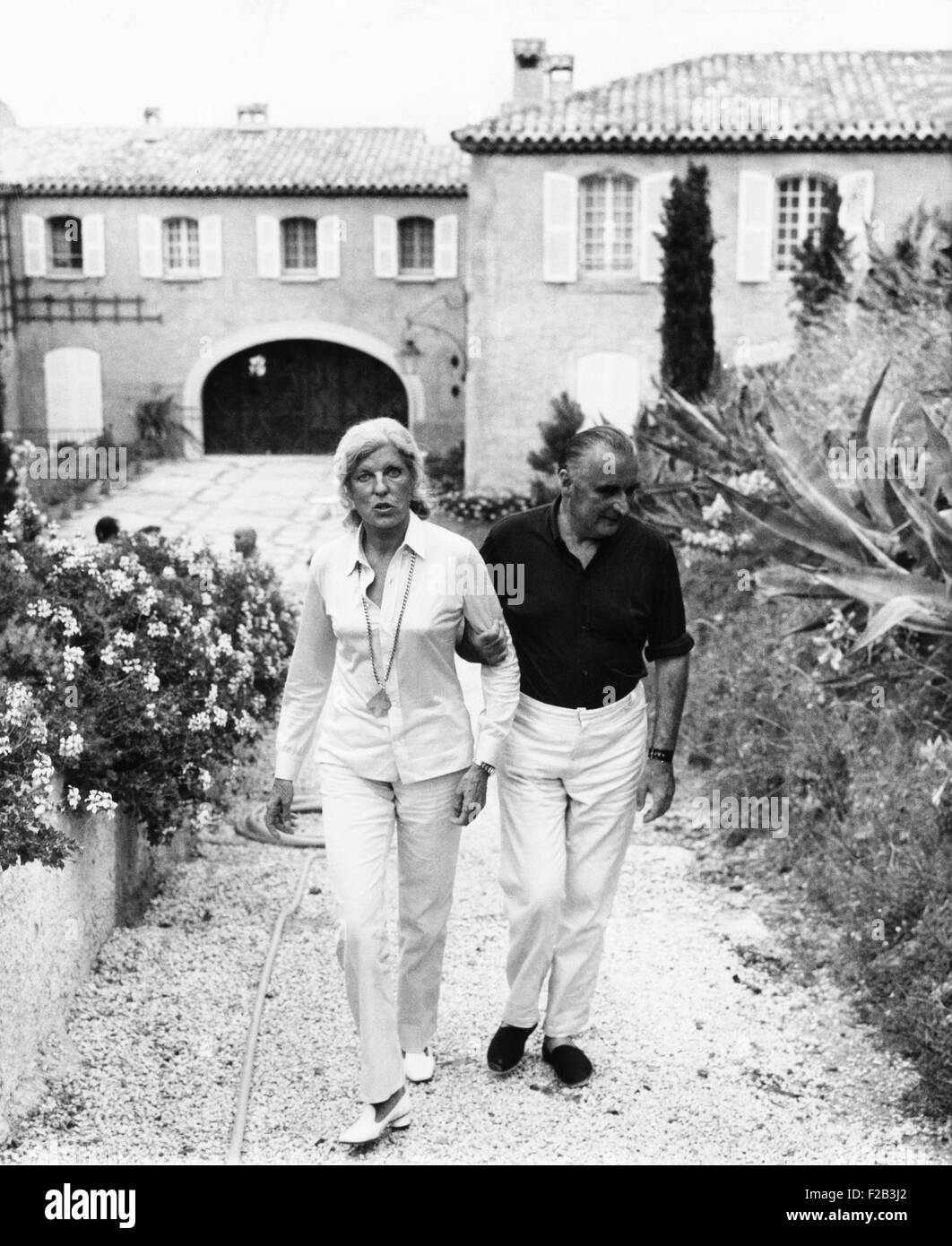 Der französische Präsident und Claude Pompidou genießen Sie einen Spaziergang an der französischen Riviera. Madame Pompidou bevorzugt modernen Kunst, Politik. Sie spielte eine Schlüsselrolle bei der Festlegung der Beaubourg Museum of Modern Art, das war das Centre Georges Pompidou umbenannt, nachdem der Präsident im Amt im April 1974 starb. -(CSU 2015 6 194) Stockfoto