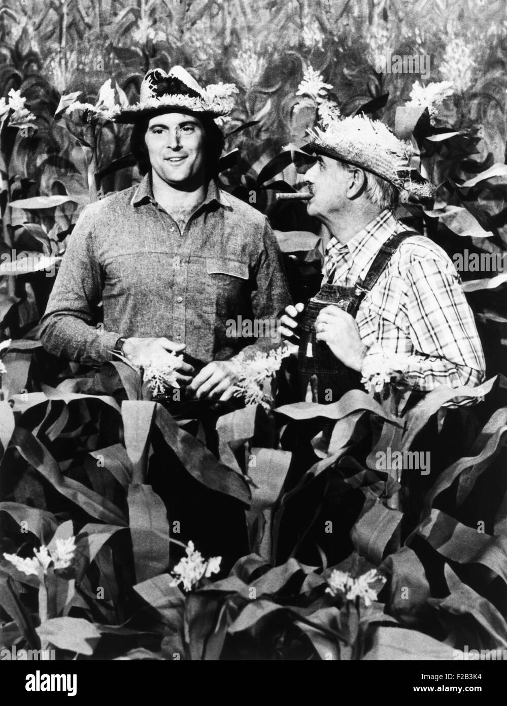 Olympia-Sieger stellte sich Entertainer, Bruce Jenner erscheint auf "Hee Haw". Jenner (links) besucht mit dem ehrwürdigen Land Komiker Archiv Campbell im Kornfeld "Hee Haw". -(CSU 2015 5 95) Stockfoto