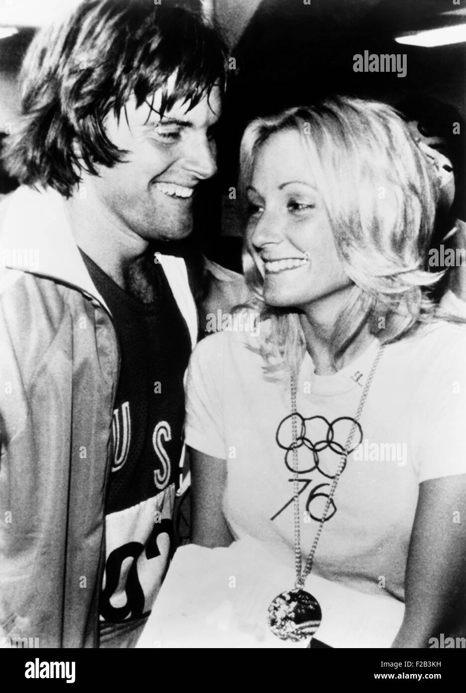 Bruce Jenner mit Frau Chrystie Crownover, seine olympische Goldmedaille trägt. Wenige Monate zuvor gewann er im Zehnkampf bei den Olympischen Sommerspielen 1976 in Montreal. September 1976. -(CSU 2015 5 84) Stockfoto