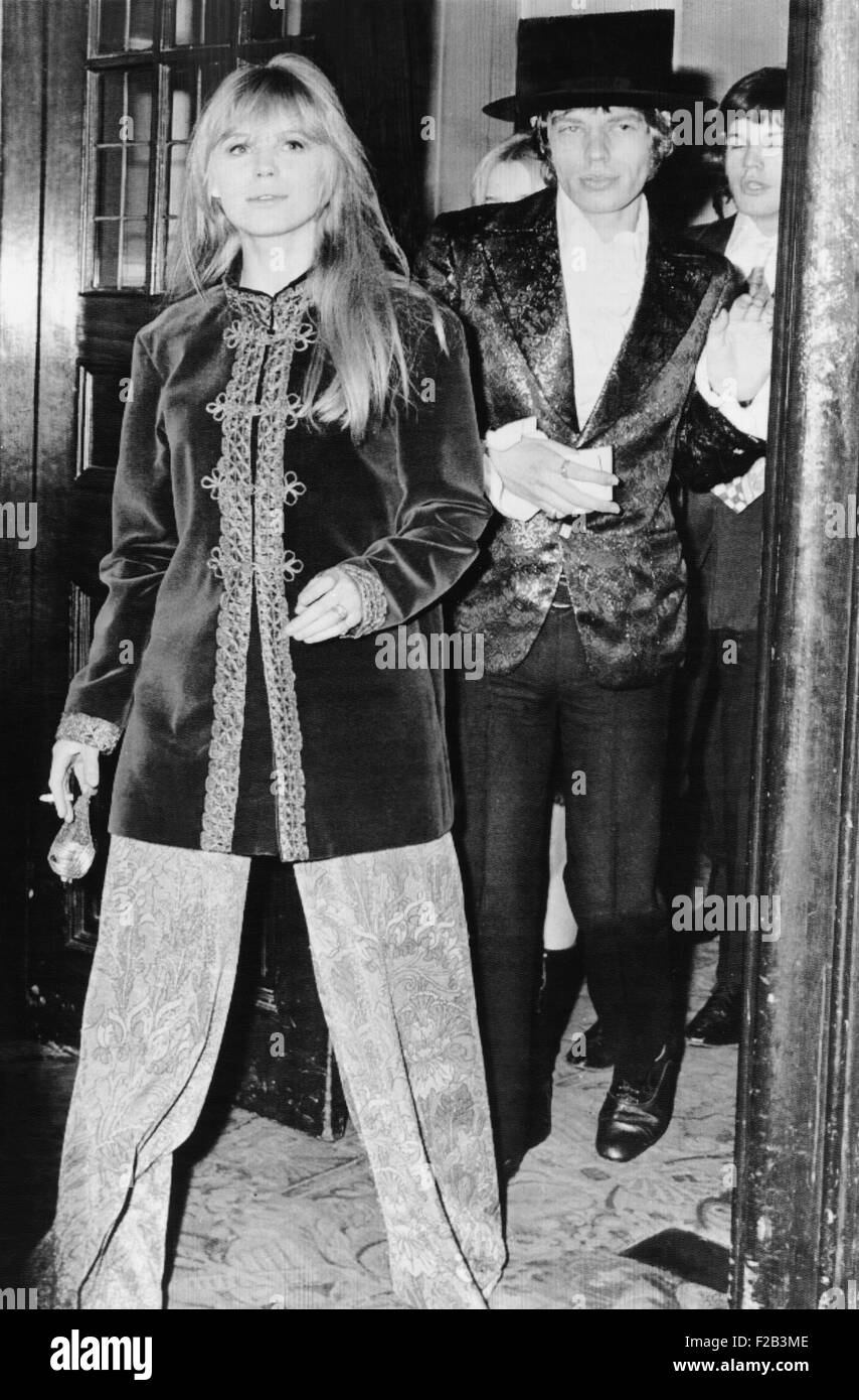 Sänger Mick Jagger und seiner Freundin Marianne Faithfull kommen am Royal Opera House. Sie besuchte die Gala-Premiere von "Paradise Lost", mit Ballettstars Dame Margot Fonteyn und Rudolf Nureyev. Marianne trägt eine geflochtene samt Tunika mit weiten floralen Hose und Mick Sport einen schwarzen Sombrero und mehrfarbige bestickte Jacke. Covent Garden, London, 23. Februar 1967. -(CSU 2015 5 63) Stockfoto