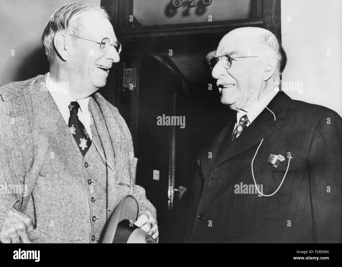 IRENEE DuPont (links) bespricht den Tag Gerichtsverfahren mit seinem Bruder Pierre. Die Regierung versucht, die immense DuPont Industrie-Imperium, aufladen, es verstößt gegen die Anti-Trust-Gesetze brechen. 20. November 1952 - (CSU 2015 5 53) Stockfoto