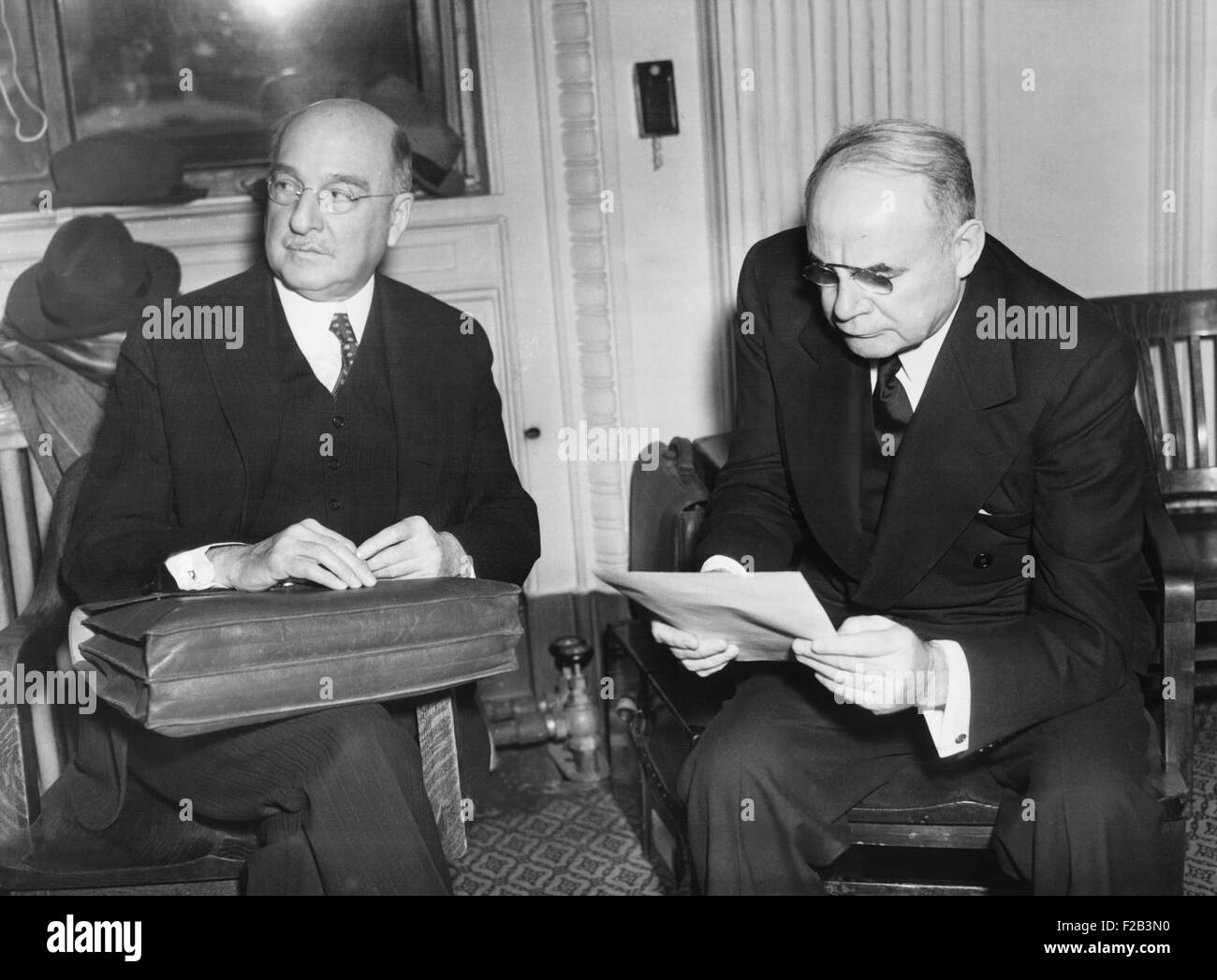 Regierung beginnt Sonde von Pierre DuPonts Steuererklärungen. Der bekannte Finanzier (links) und eines seiner Aids, Gerald Montaigne, LS Stockfoto