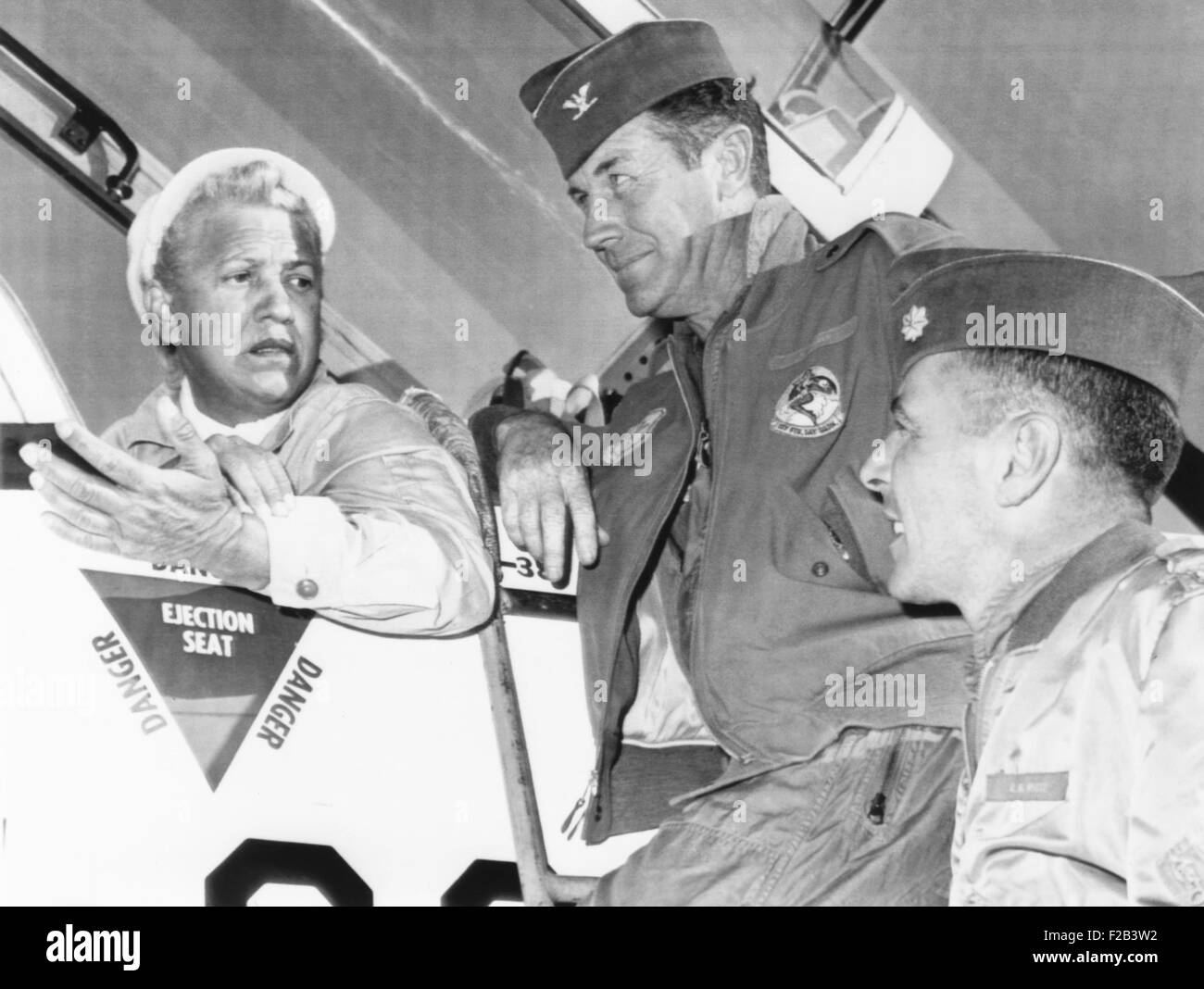 Jacqueline Cochran legen Sie eine neue Frauen Welt nonstop-Abstand fliegen Rekord am 18. September 1961. Palmdale, Kalifornien flog sie nach Minneapolis in einer t-38 Überschall-Jet-Trainer für 1492 Meilen. Oberst Chuck Yeager, der erste Mann, der schneller als die Schallgeschwindigkeit, und Major Bob White, ein x-15-Pilot fliegen Miss Cochran in ein weiterer Jet als Eskorte begleitet. -(CSU 2015 5 40) Stockfoto