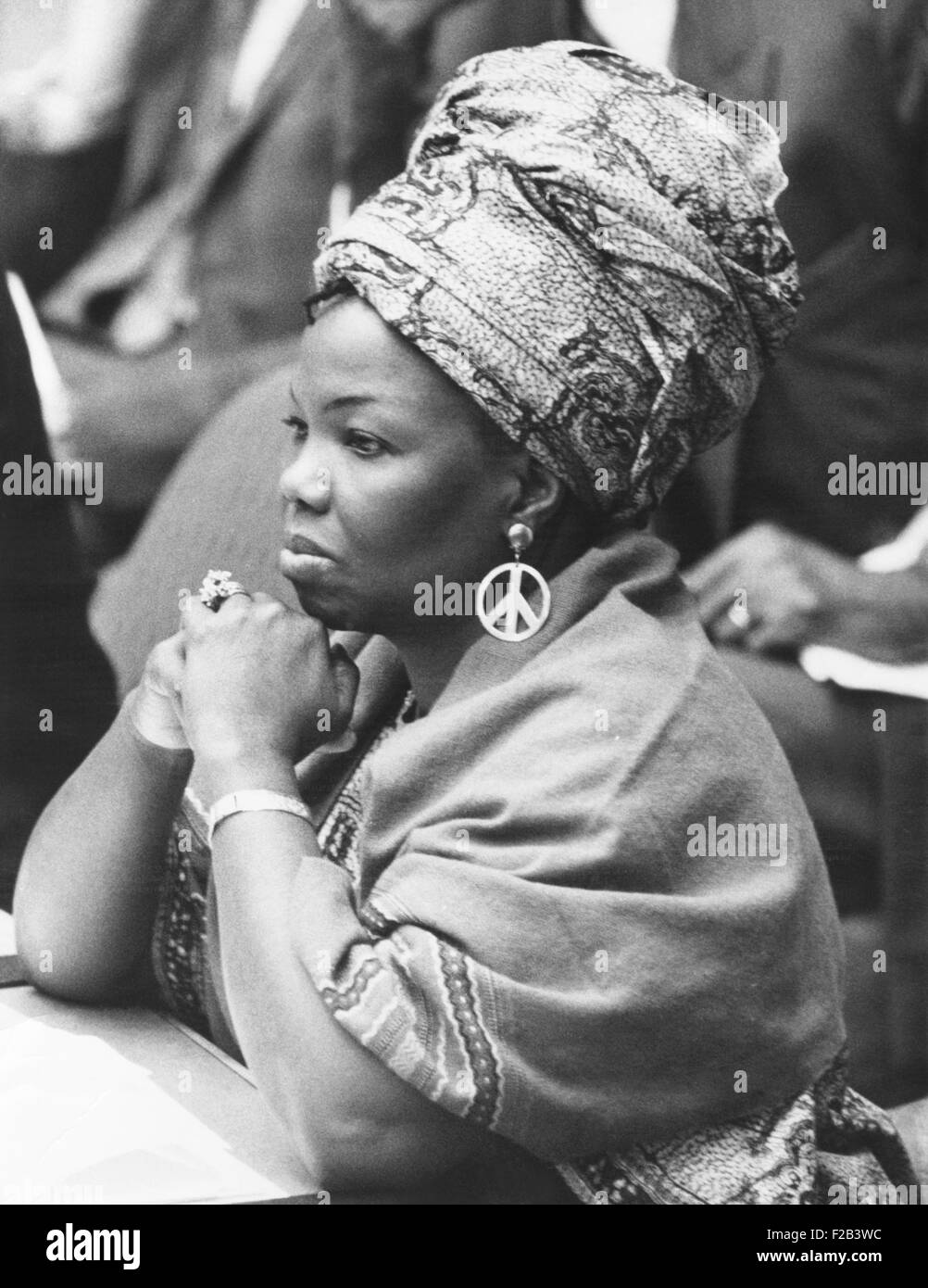 Mrs Jeanne Martin Cisse, trägt Frieden Symbol Ohrringe bei der UN-Sicherheitsrat. 16. November 1972. Sie war Guineas Botschafter bei den Vereinten Nationen und die erste Frau, die halten Vorsitz des Sicherheitsrats. -(CSU 2015 5 31) Stockfoto