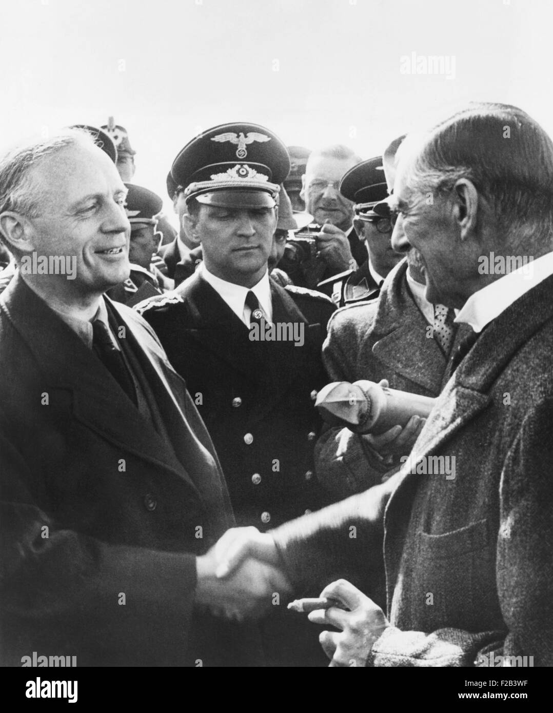Der deutsche Außenminister Von Rippentrop (links) schüttelt Hände mit Neville Chamberlain. Der britische Premierminister angekommen am Flughafen München für seine erste Konferenz mit Adolf Hitler. 24. September 1938. -(CSU 2015 5 3) Stockfoto