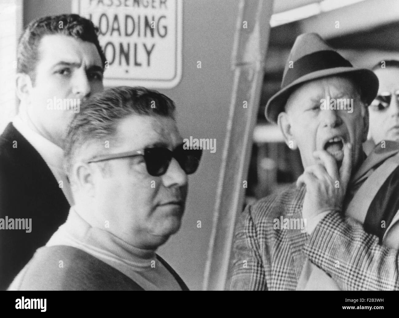 Renommierten Mafia-Familie waren mit Federal serviert Vorladungen am Miami International Airport. L-r: Paul Silvio; Carl Civella mit Sonnenbrille; und sein Bruder Anthony Civella. 1. März 1969. -(CSU 2015 5 29) Stockfoto