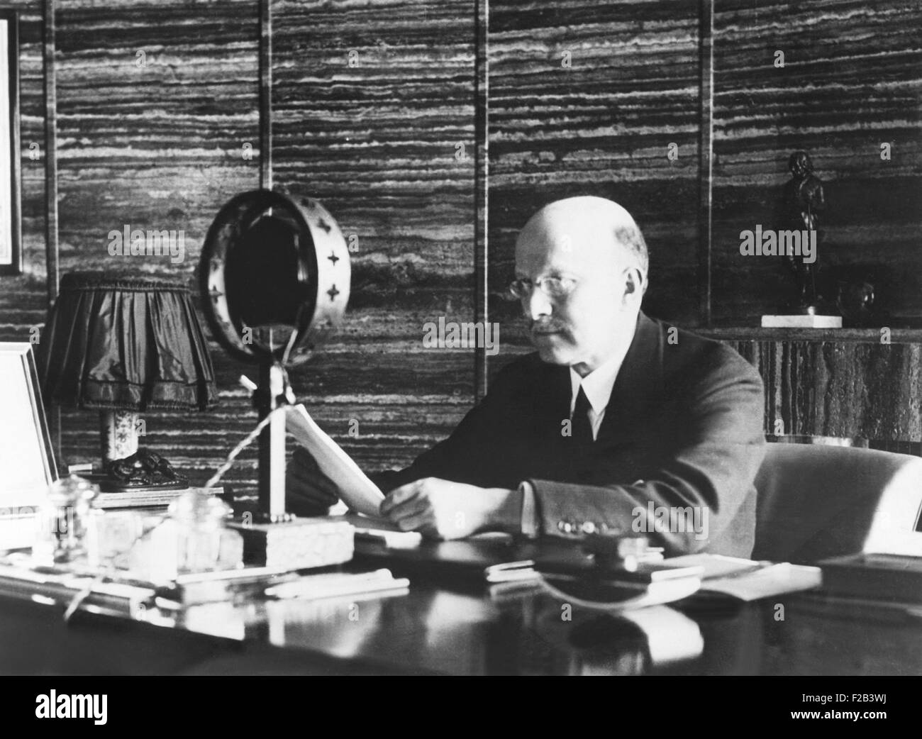 Andre Citroen, französischen Autohersteller sendet eine Nachricht an Hörer in Amerika. Von Paris sprach er über die Aussichten des industriellen Aufschwungs in der dunkelsten Zeit der großen Depression. 25. April 1932. -(CSU 2015 5 27) Stockfoto