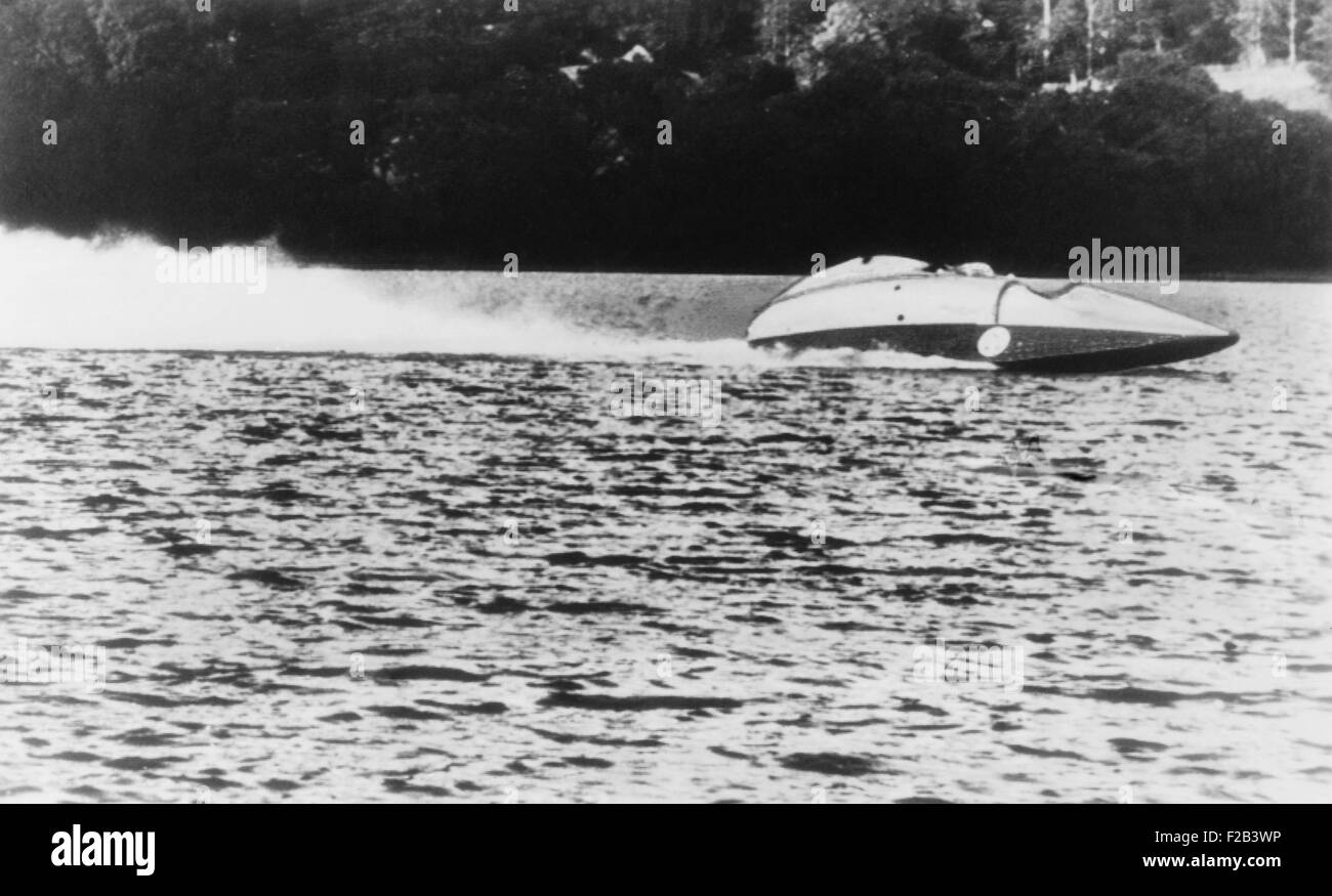 Sir Malcolm Campbell beschleunigt über See Coniston Bluebird II es einen Probelauf im Juni 1947. Er bereitete seinen eigenen Weltrekord von 141,7 km/h im Jahr 1939 eingestellt mit dem Schnellboot. Leider das Jet powered Handwerk war instabil und kann nicht aufzeichnen hohe Geschwindigkeiten erreichen. -(CSU 2015 5 23) Stockfoto