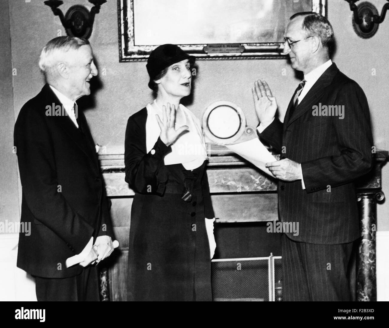 Nellie Tayloe Ross als Direktor der Münze vereidigt. 3. Mai 1933. R-l: Secretary Of The Treasury Woodin, Frau Ross und F.A. Birgfeld, Chief Clerk des Finanzministeriums. Sie war der ehemalige Gouverneur von Wyoming, der ersten weiblichen Gouverneur der US-Geschichte. -(CSU 2015 5 161) Stockfoto