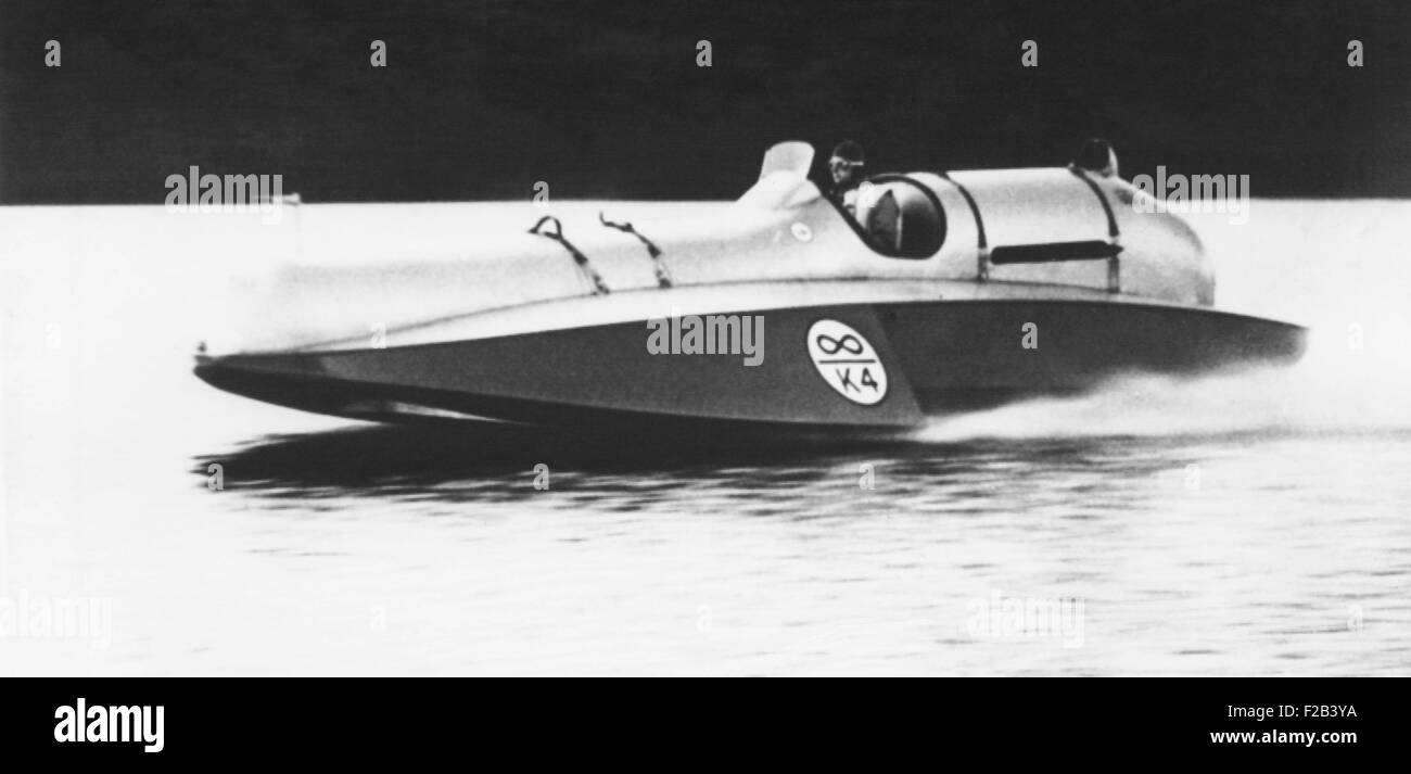 Donald Malcolm Campbell bei seinem ersten Test führen Sie von seinem "Blue Bird", auf See Coniston, 10. August 1949. Mehr als zwei Jahren scheiterte er den Wasser Geschwindigkeits-Weltrekord von 170 km/h eingestellt von Stanley Sayers zu durchbrechen. -(CSU_2015_5_15) Stockfoto