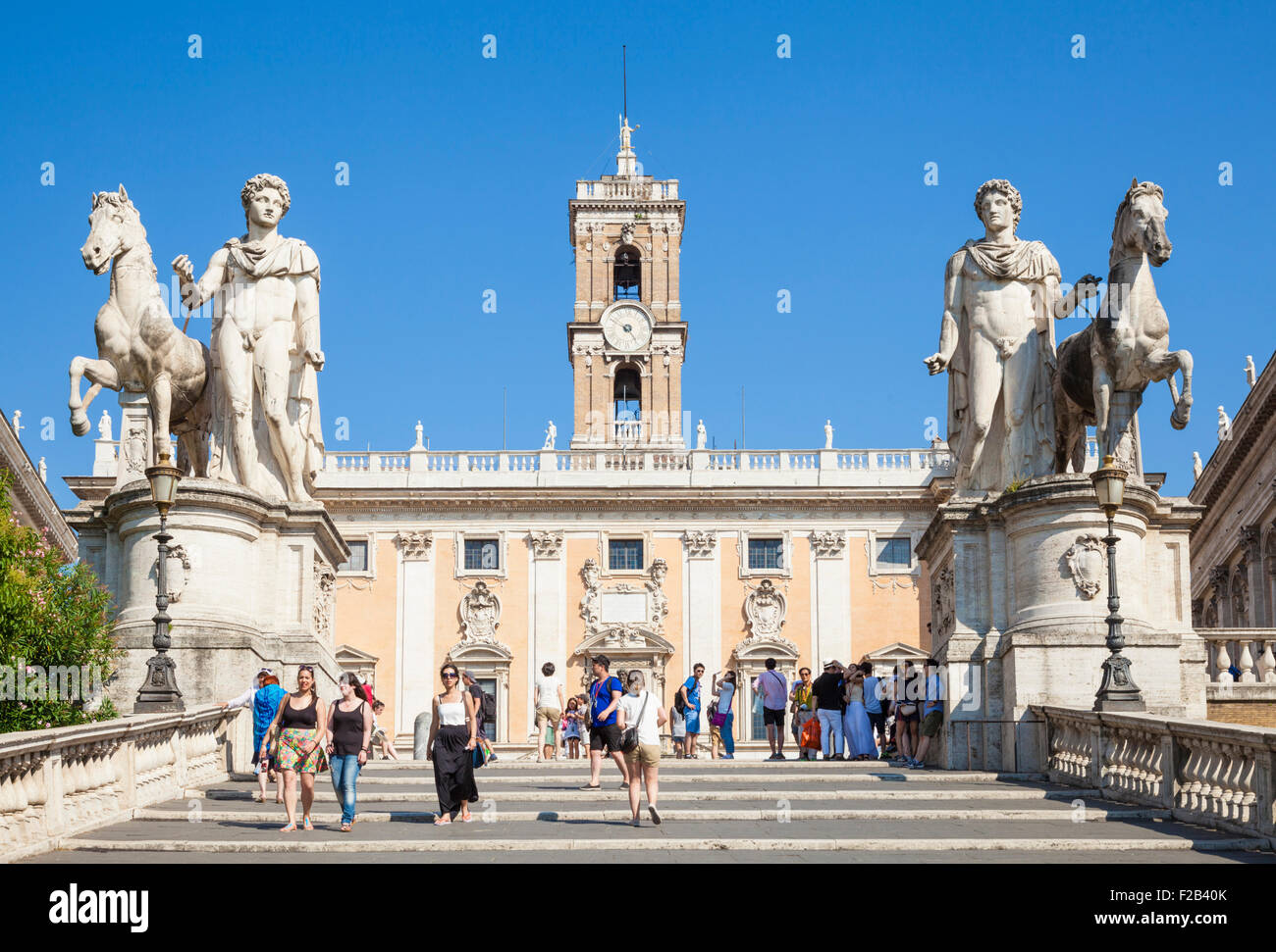Menschen, die Treppenstufen auf der Comune di Roma oder Palazzo Senatorio Piazza del Campidoglio Italien Roma Lazio Rom-EU-Europa Stockfoto