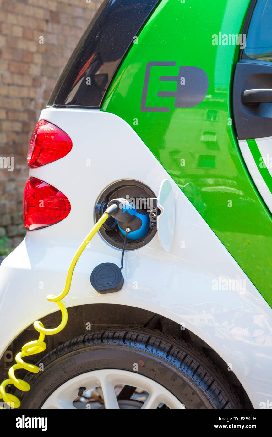 Smart fortwo Elektroauto an einer Ladestation für Elektroautos in Rom Roma Latium Italien Elektrofahrzeug EU Europa Stockfoto