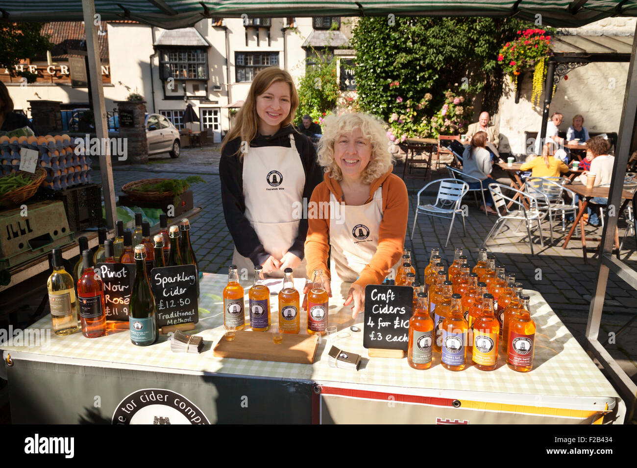 Der Standinhaber und ihrer Tochter, einen Apfelwein-Marktstand, Wells Markt, Marktplatz, Wells, Somerset England UK Stockfoto
