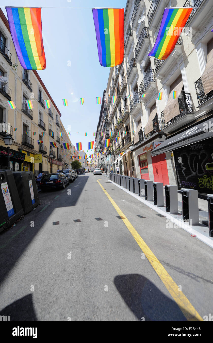 Gay Pride Flagge über eine Straße Banderas del Orgullo Gay Sobre Una calle Stockfoto