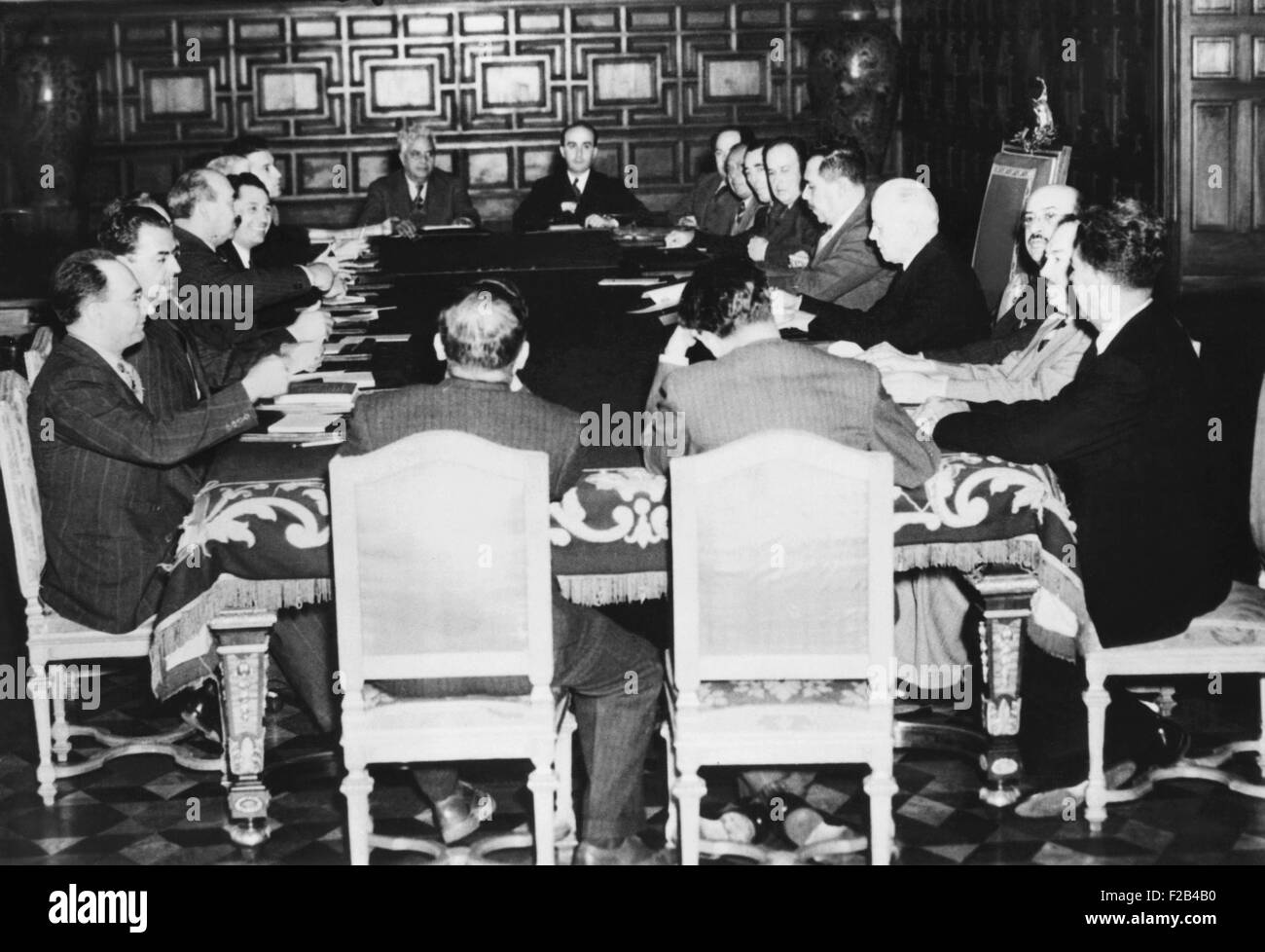 Mexikanische Präsident Cardenas (5. Mann, rechts) Treffen mit einer Sondersitzung des Kabinetts. 20. Juni 1942. Sie haben einen US-Plan zum Schutz des Kontinents von möglichen nationalsozialistischen und faschistischen Invasion und allgemeinen Wehrdienst für Männer zwischen 18 und 35. -(CSU 2015 5 13) Stockfoto