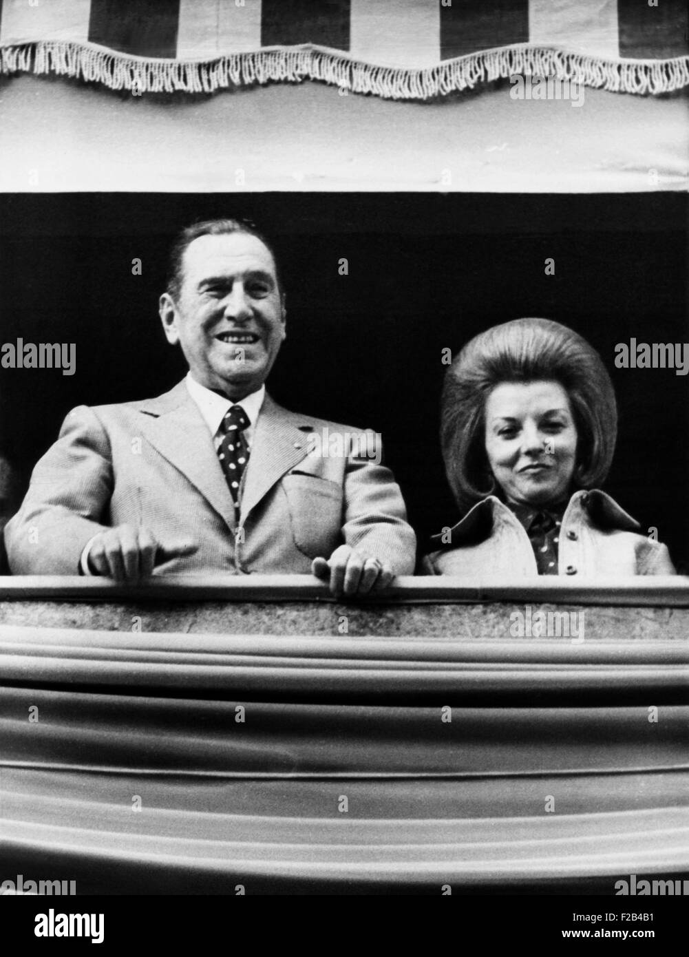 Juan Peron, 77, Uhren eine Parade mit seiner Frau Isabel, 40, in Buenos Aires, 31. August 1973. Der ehemalige argentinische Präsident von Stockfoto