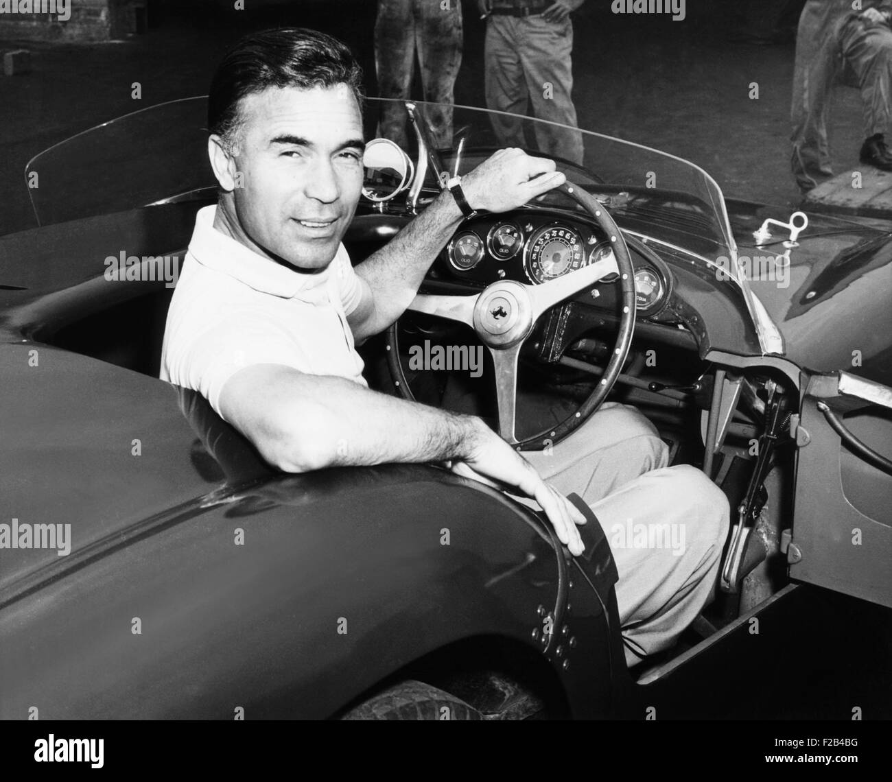 Porfirio Rubirosa am Steuer seines italienischen Rennwagen, ein $17.000 Ferrari Mondial. Cleveland Press Foto von Lester Nehamkin. Ca. Aug. 1955. -(CSU 2015 5 115) Stockfoto