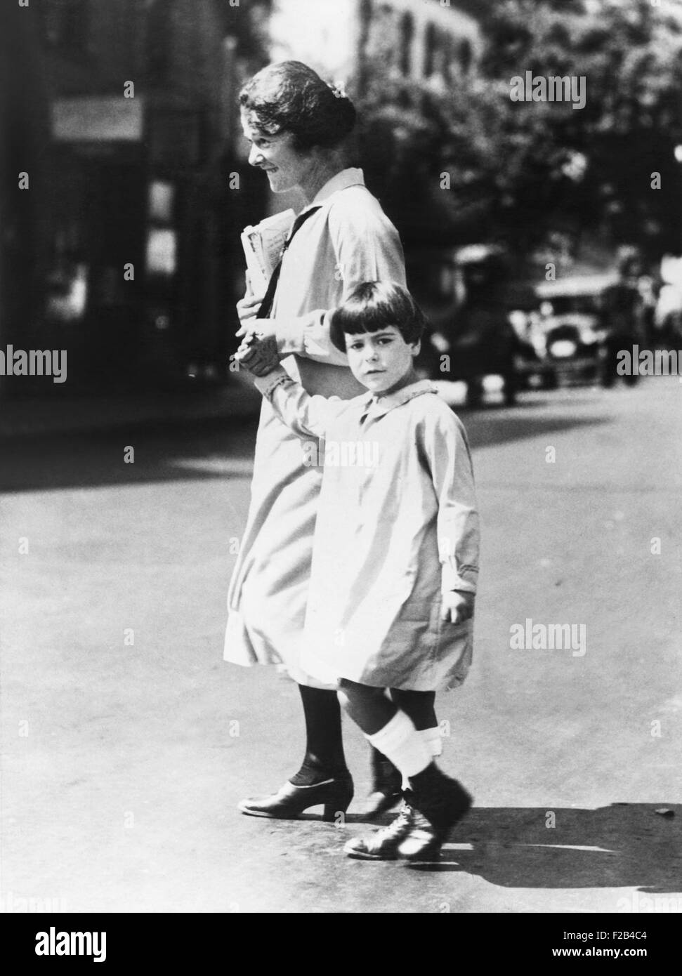 Frau Nicola Sacco und ihre Tochter eine Anhörung für ein neues Verfahren für ihren Ehemann zu verlassen. Eidesstattliche Erklärungen wurden von zwei ehemaligen Agenten des Department of Justice, behauptete Mangel an Fairness für die Beklagten vereidigt. Mit diesen Erklärungen Verteidigung Anwälte William G. Thompson und Herbert Ehrmann ein neues Verfahren für die Nicola Sacco und Bartolomeo Vanzetti gesucht. 15. September 1926. -(CSU 2015 5 100) Stockfoto