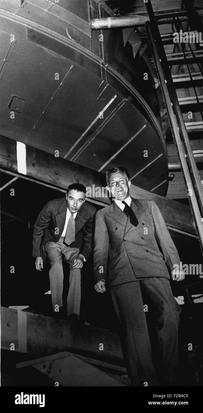 Robert Oppenheimer und Ernest Lawrence an der 184-Zoll-Zyklotron im Jahr 1946. Radiation Laboratory, University of California, Berkeley,-(BSLOC 2015 1 83) Stockfoto