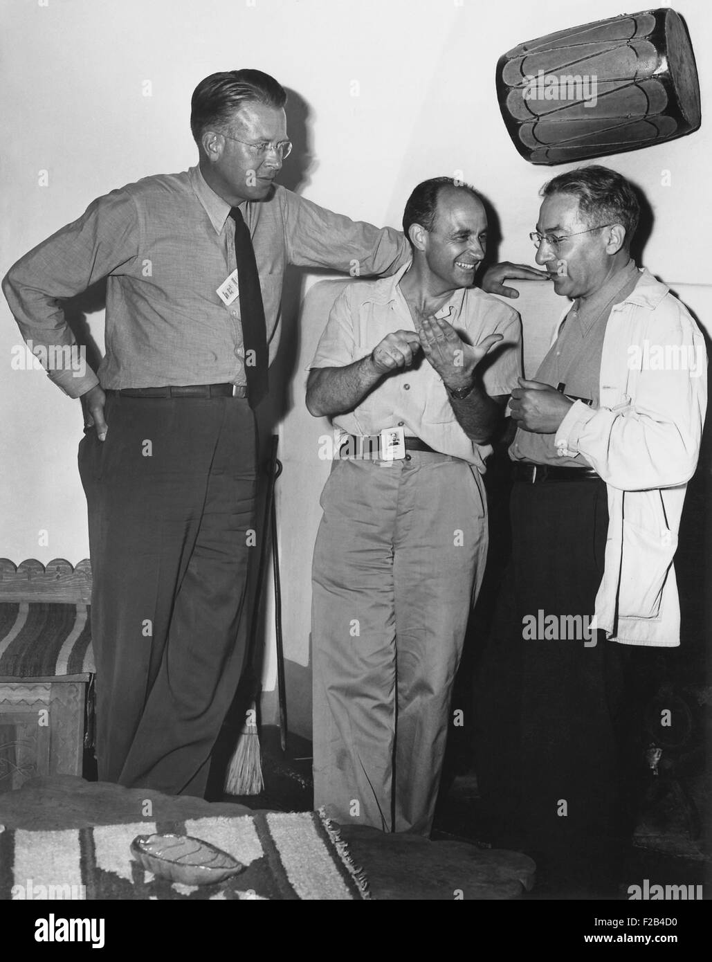 Atomare Physiker Ernest Lawrence, Enrico Fermi und Isidor Rabi in Los Alamos. Lawrence und Rabi gab es die Trinity-Test am 16. Juli 1945 zu begehen. -(BSLOC 2015 1 81) Stockfoto
