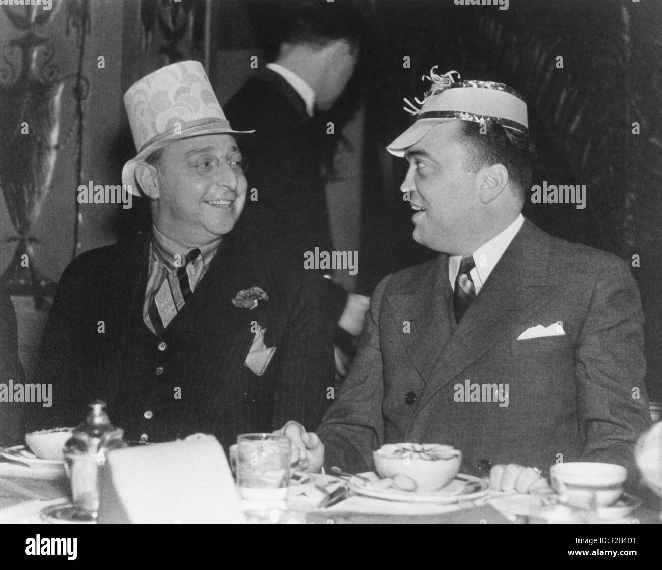 J. Edgar Hoover und Julius Lulley genießen ein festliches Frühstück an Washingtons Mayflower Hotel. Ca. 1935. Julius Lulley entwickelt die Harvey-Restaurant-Kette, die Passagiere von der Santa Fe Railroad. -(BSLOC 2015 1 6) Stockfoto