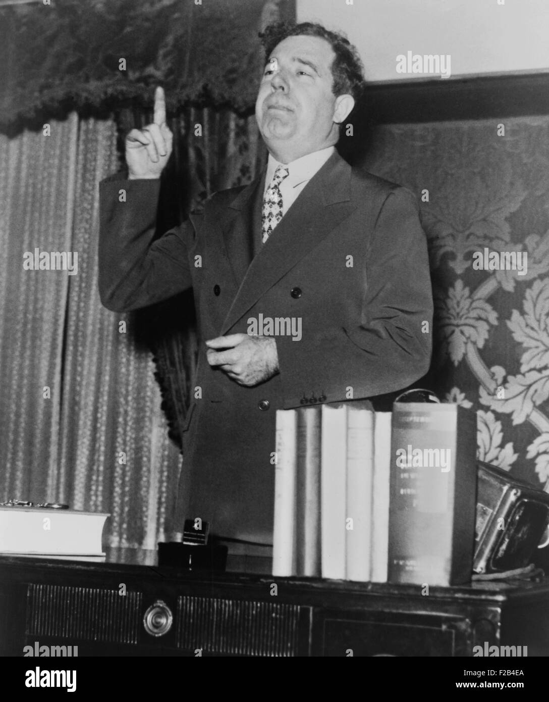 Huey P. Long in einer deutschsprachigen Pose im Jahr 1935. Er plante, Herausforderung FDR bei der Präsidentschaftswahl 1936, wurde von der Schwiegersohn von Louisiana Richter, die, den er aus dem Amt entfernt, ermordet. -(BSLOC 2015 1 48) Stockfoto