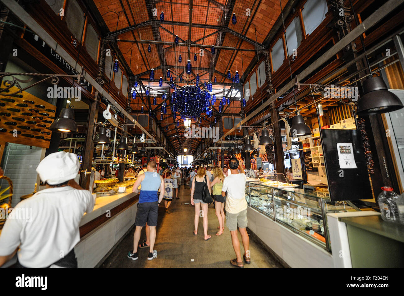 blaue Flaschen Solan de Cabras in San Miguel Market - Botellas Azules de  Solan de Cabras En el Mercado de San Miguel Stockfotografie - Alamy