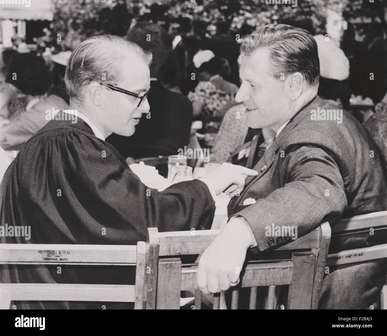 New Yorker Gouverneur Nelson Rockefeller im Gespräch mit seinen jüngsten Sohn, Michael, an der Harvard University im Juni 1960. Michael verschwand nach Stockfoto