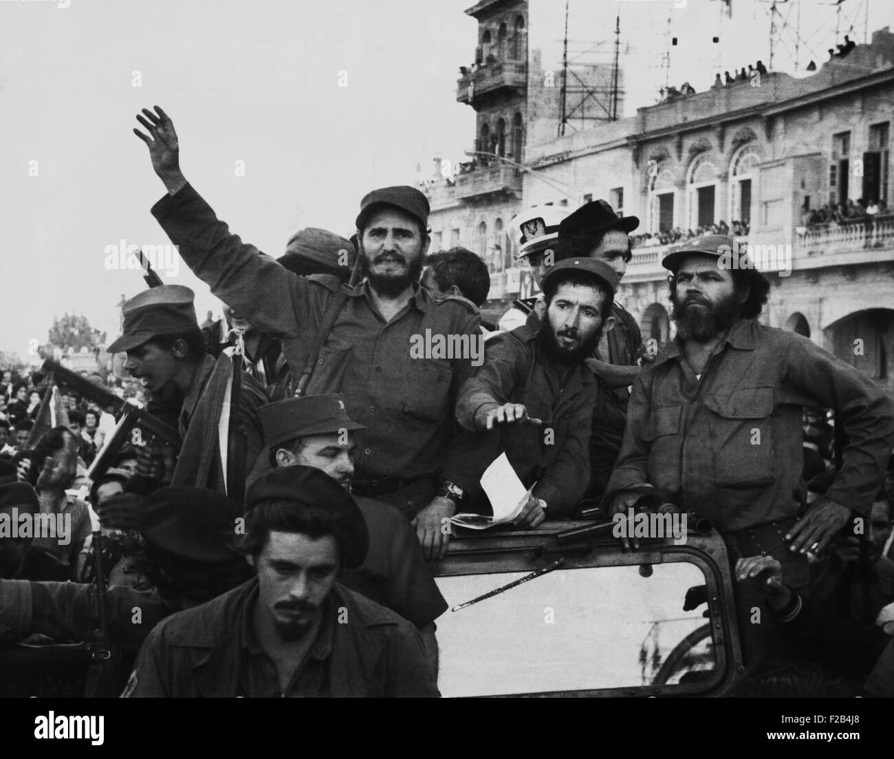 Fidel Castro, mit seinen Kollegen revolutionäre in Havanna am 8. Januar 1959. Sie sind umgeben von Menschenmassen nach deren Sturz der Diktatur Batistas des. -(BSLOC 2015 1 39) Stockfoto