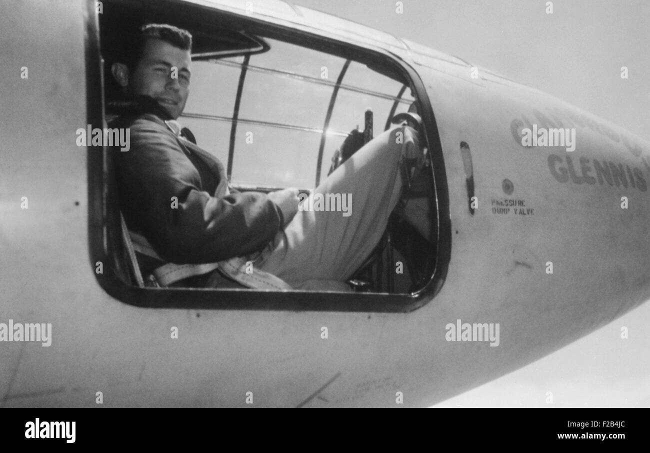 Captain Charles E. Yeager, im Cockpit des Überschall Forschungsflugzeugs Bell XS-1. Am 14. Oktober 1947 wurde er der erste Mann, der schneller als die Schallgeschwindigkeit eine Höhe von 45.000 Fuß fliegen. Die Bell XS-1 Raketenflugzeug namens "glamouröse Werner. -(BSLOC 2015 1 35) Stockfoto