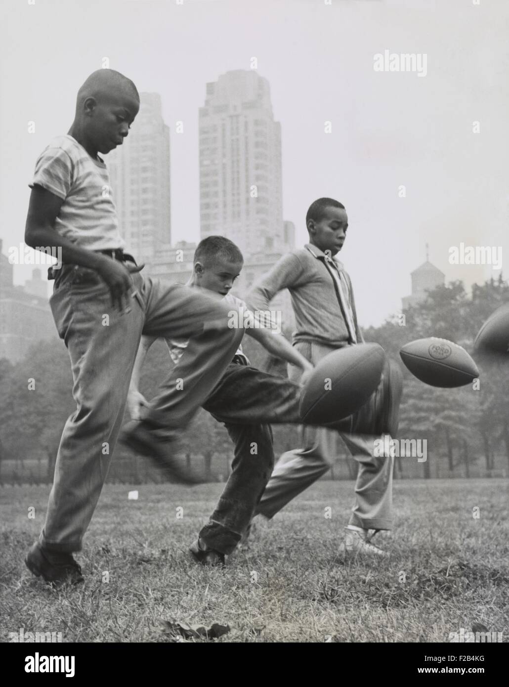 11 jährigen in der "Punt, Pass und Kick" Wettbewerb bei Heckscher Spielplatz im Central Park. -(BSLOC 2015 1 218) Stockfoto