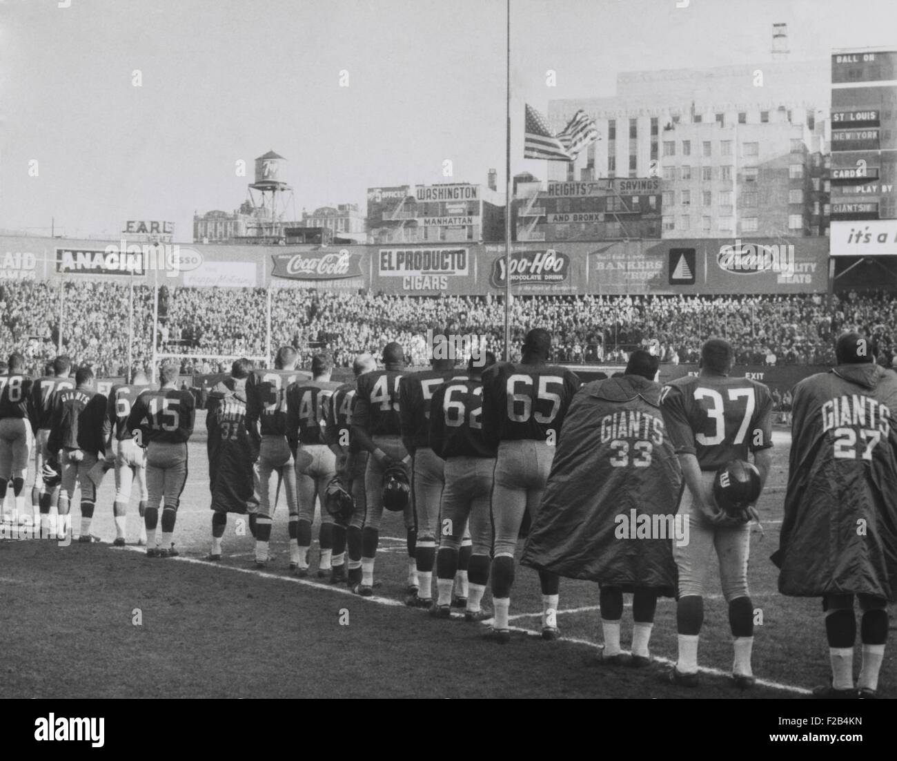 New York Giants-Fußball-Nationalmannschaft in einem Moment des Gebets für Präsident John Kennedy. 24. November 1963. Das Spiel war gut besucht, aber nicht im Fensehen gezeigt. Alle TV-Netze lief Nachrichten bis zum Ende der Kennedys Beerdigung. -(BSLOC 2015 1 213) Stockfoto