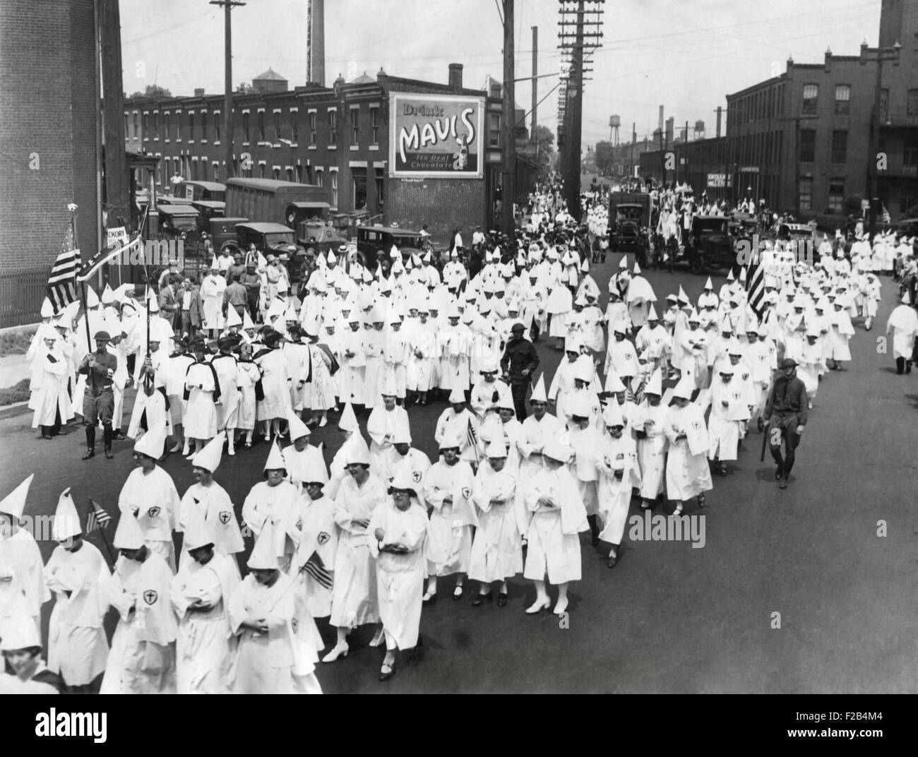 Ku Klux Klan-Parade in einer unbekannten amerikanischen Stadt. In den 1920er Jahren der Klan präsentierte sich als eine brüderliche Organisation, und erweitert seine Feindseligkeit über Afro-Amerikaner, Katholiken, Juden und Ausländer aufzunehmen. Es förderte christlicher Fundamentalismus, Patriotismus und weiße Vorherrschaft. -(BSLOC 2015 1 204) Stockfoto