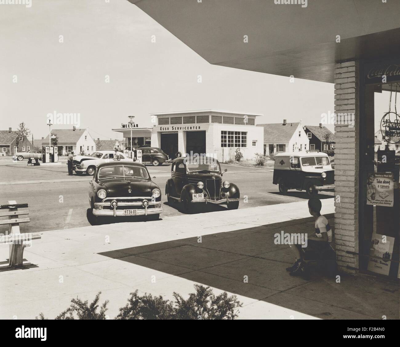 Levittown, N.Y. Eckladen auf der anderen Straßenseite von der Tankstelle. Es war das erste massenproduzierte Vorort und hatte gemeinsame öffentliche Einrichtungen wie Einkaufszentren und Läden. 21. August 1952. -(BSLOC 2015 1 182) Stockfoto