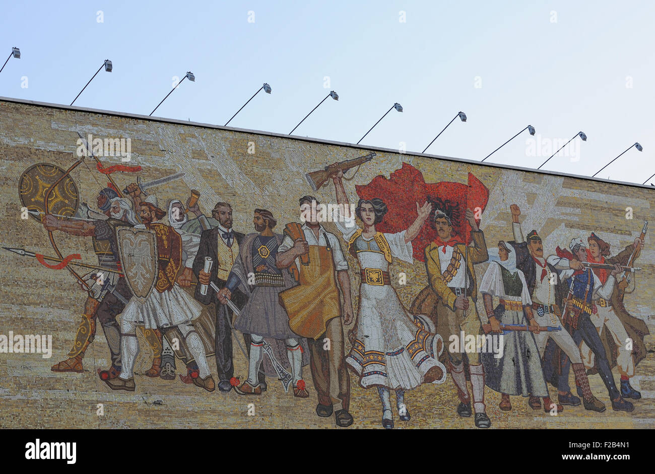 Die Albaner Mosaik auf der Vorderseite des albanischen National Historical Museum, Muzeu Historik Kombëtar in Tirana. Stockfoto