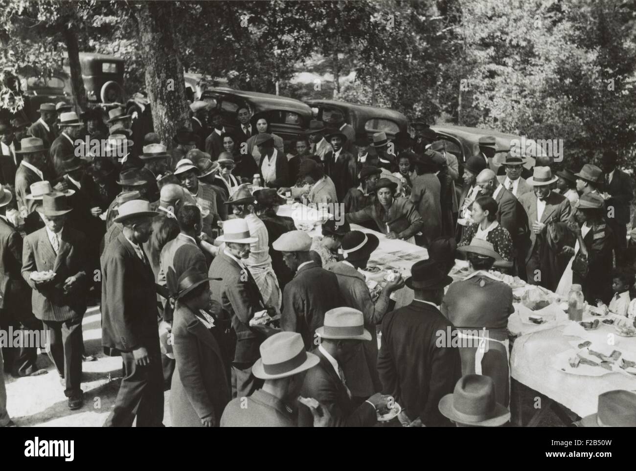 Afrikanische amerikanische Männer und Frauen versammelten sich um ein Picknick-Tisch. In der Nähe von Portland, NC. Oktober 1940. Das Picknick fand in der Mittags Pause von einem ganzen Tag treffen der Minister und der Diakone. -(BSLOC 2015 1 165) Stockfoto