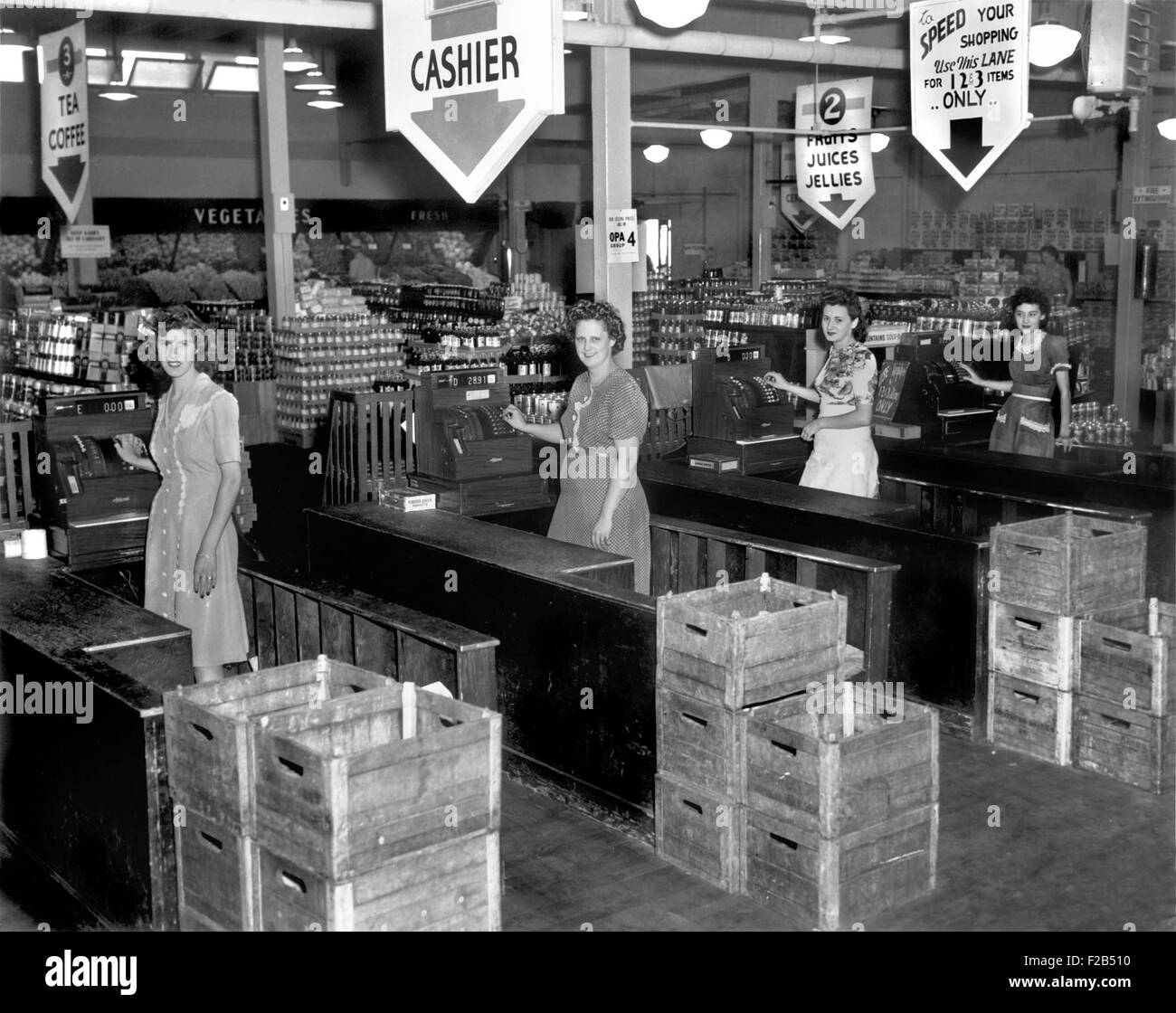 Vier Kassen in einem neuen Supermarkt, Tulip Stadtmarkt, 1945 in Oak Ridge, Tennessee. -(BSLOC 2015 1 163) Stockfoto