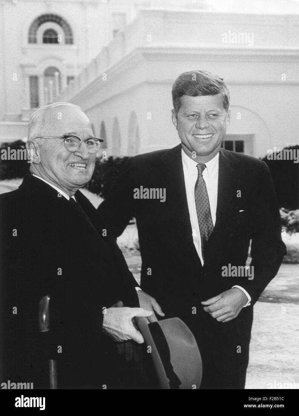 Präsident John Kennedy und ehemaliger Präsident Harry Truman vor dem weißen Haus. Am Tag nach seiner Amtseinführung traf sich JFK mit Truman. 21. Januar 1961. -(BSLOC 2015 1 153) Stockfoto