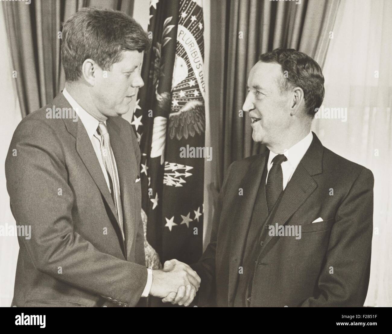 Präsident Kennedy Händeschütteln mit Llewellyn Thompson, US-Botschafter in Russland. 24. Februar 1961. Er schließen Sie Bekanntschaft mit Khrushchev erlaubte es ihm, während der Kubakrise kritisch beraten. 16. Juli 1957, 27. Juli 1962, war er Botschafter in UdSSR in der Eisenhower und Kennedy-Administration. -(BSLOC 2015 1 150) Stockfoto