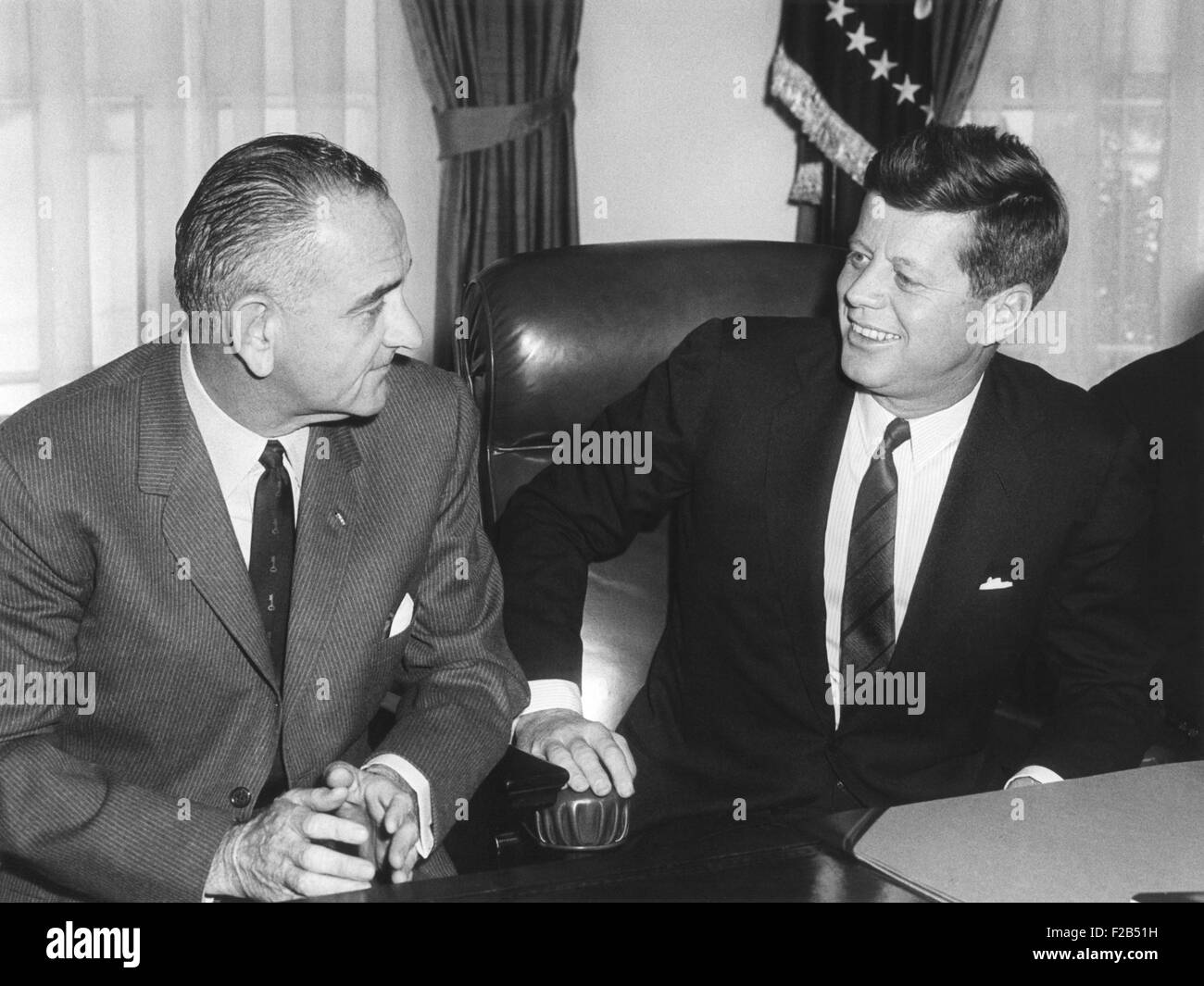 Präsident John Kennedy und Vizepräsident Lyndon b. Johnson. Sie waren eine Legislative Leaders Arbeitsfrühstück im Oval hosting. Stockfoto