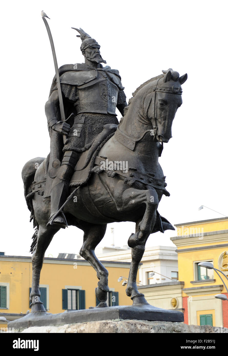 Statue von Gjergj Kastrioti, genannt Skanderberg, die den albanischen Clans gegen die Osmanen vereint. Skanderberg Square, Tirana Stockfoto