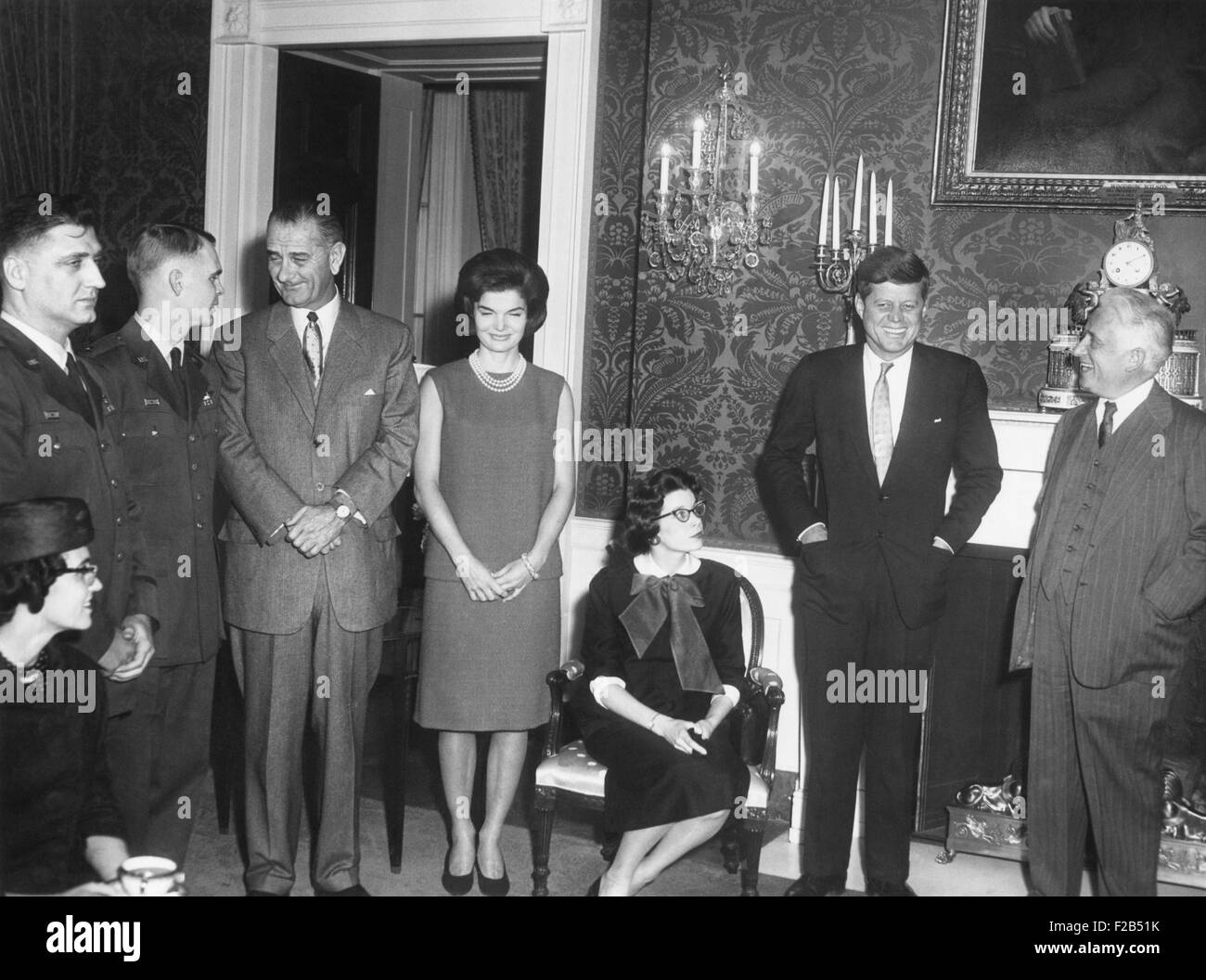 Präsident John Kennedy trifft sich mit US-Air Force RB-47 Piloten aus der Sowjetunion veröffentlicht. Capt Freeman Olmstead, der Co-Pilot und Kapitän John McCone, Navigator, überlebt, wenn ihr Flugzeug über der Barentssee durch eine russische MiG-19 abgeschossen wurde. Vier andere Flyer, alle elektronischen Kampfführung Offiziere wurden getötet. 27. Januar 1961. -(BSLOC 2015 1 148) Stockfoto