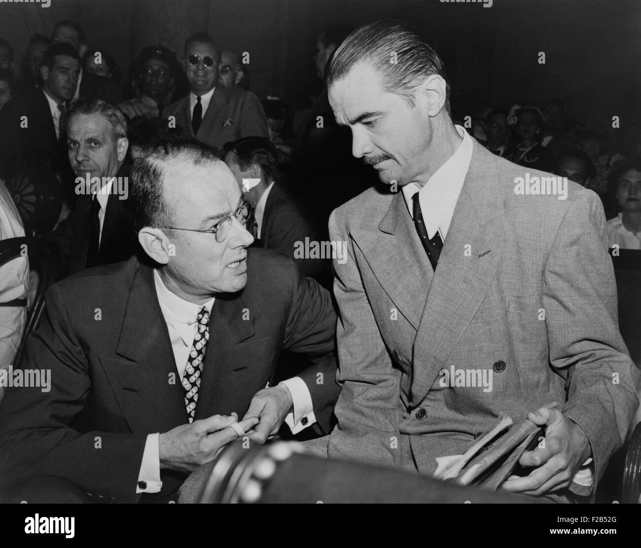 Howard Hughes (rechts), vor dem Senat Krieg untersucht Unterausschuss bezeugen. Auf der linken Seite ist sein Anwalt, Thomas Black. 1947, dominiert die republikanische Ausschuß versucht, die Roosevelt-Regierung zu diskreditieren, indem untersucht mit Empfängern der Kriegszeit Regierung Verträge. -(BSLOC 2015 1 127) Stockfoto