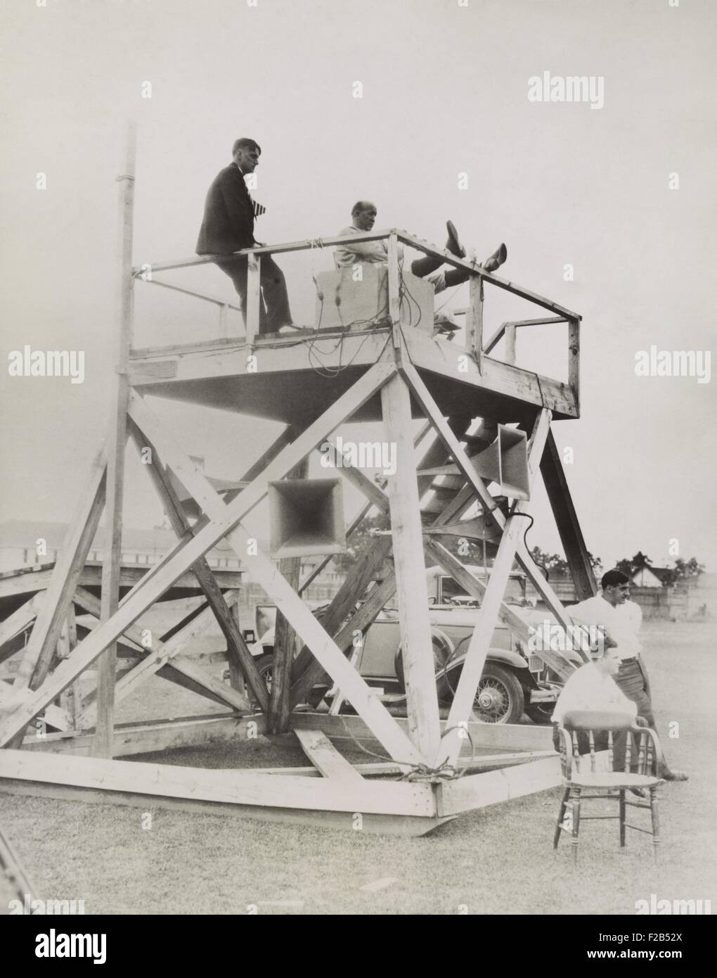 Knute Rockne, sitzend auf coaching Turm, wie er mit Blick auf dem Fußballplatz in South Bend. Rockne leitet die Aktion durch die Stockfoto