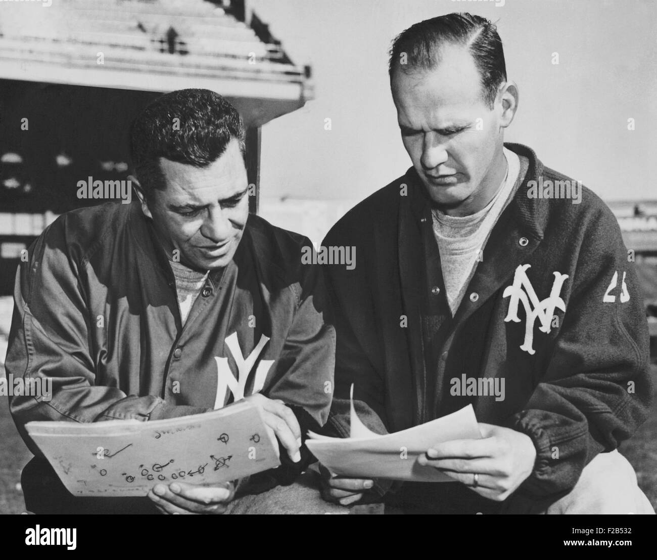 NY Giants Trainer Tom Landry und Vince Lombardi spielen Karten, 15. November 1958 zu überprüfen. -(BSLOC 2015 1 115) Stockfoto