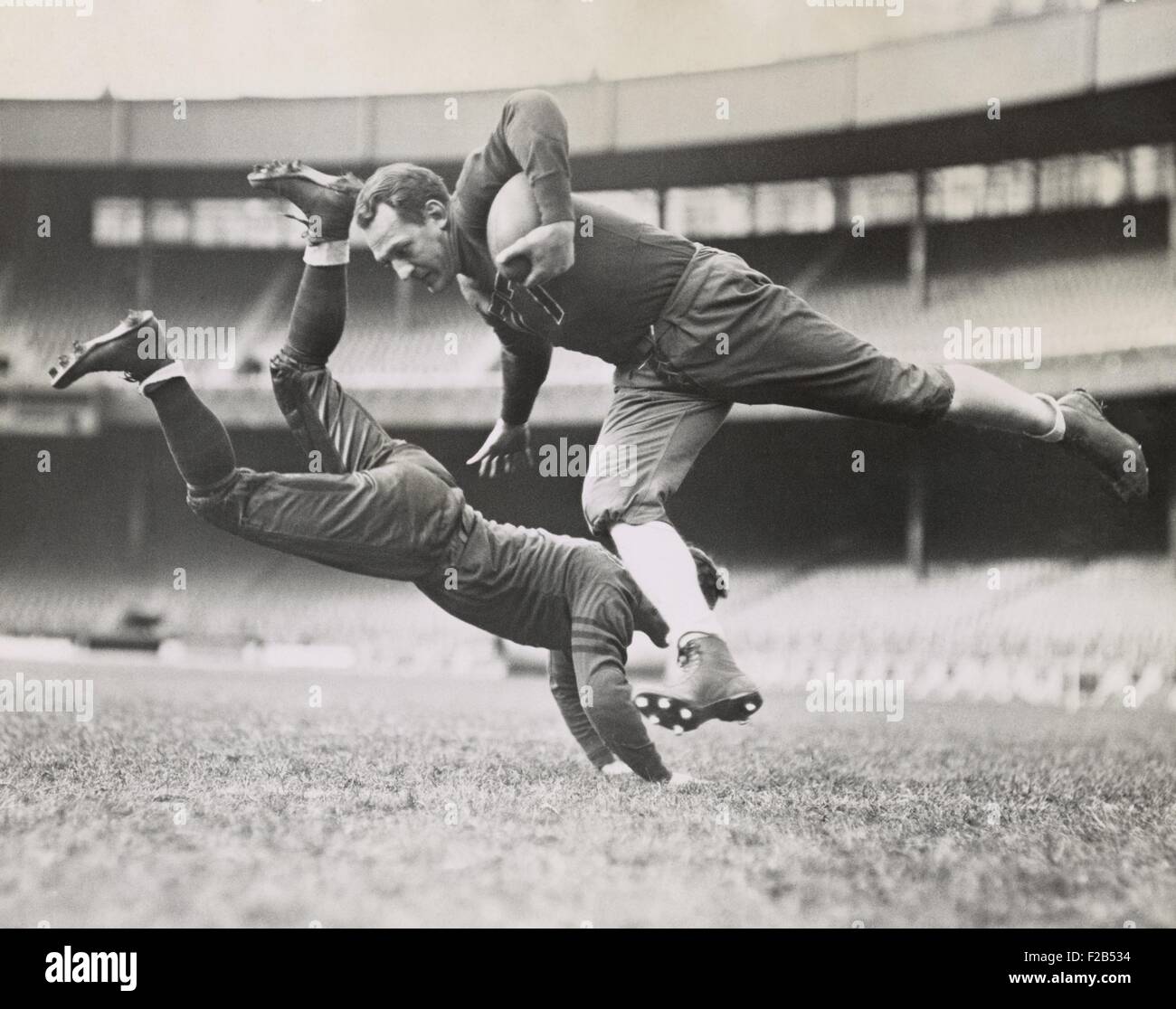 Chicago Bears Teamkollegen üben als Joe Zeller Red Grange zu bewältigen versucht. 18. März 1935. -(BSLOC 2015 1 113) Stockfoto